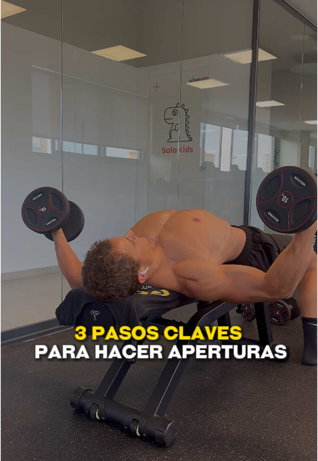 💪 Domina las aperturas con mancuernas con estos 3 simples pasos: 💾Guarda esta publicación para tu próximo entrenamiento de pecho 1️⃣ Brazos semi estirados: No flexiones demasiado los codos. Mantén los brazos semi estirados para lograr un estiramiento óptimo en el pecho 2️⃣ Evita tocar las mancuernas: Deja unos centímetros de separación al final del movimiento para mantener la tensión constante en el pecho 3️⃣ No estires los codos en exceso: Esto evitará que pierdas fuerza y permitirá que el pecho se lleve todo el trabajo 🔥 Aplica estos consejos y lleva tus aperturas a otro nivel #AperturasConMancuernas #EntrenamientoDePecho #TipsDeEntrenamiento