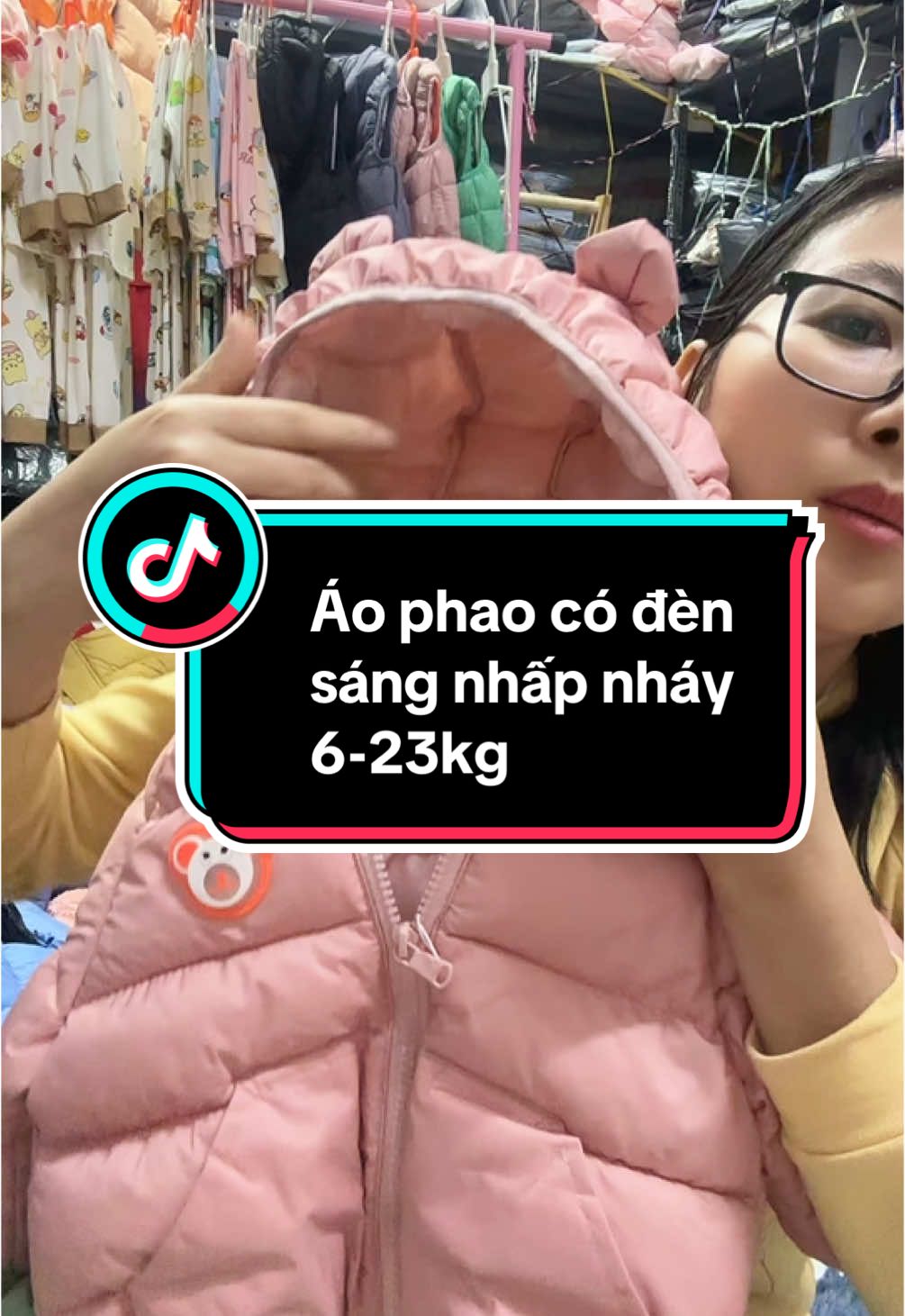 Áo phao rất nhẹ, rất xinh, có đèn sáng nhấp nháy cho bé 6-23kg #thoitrangngoclinhnhi #lamdep #fashion #thoitrang #mevabe #aophaochobe 