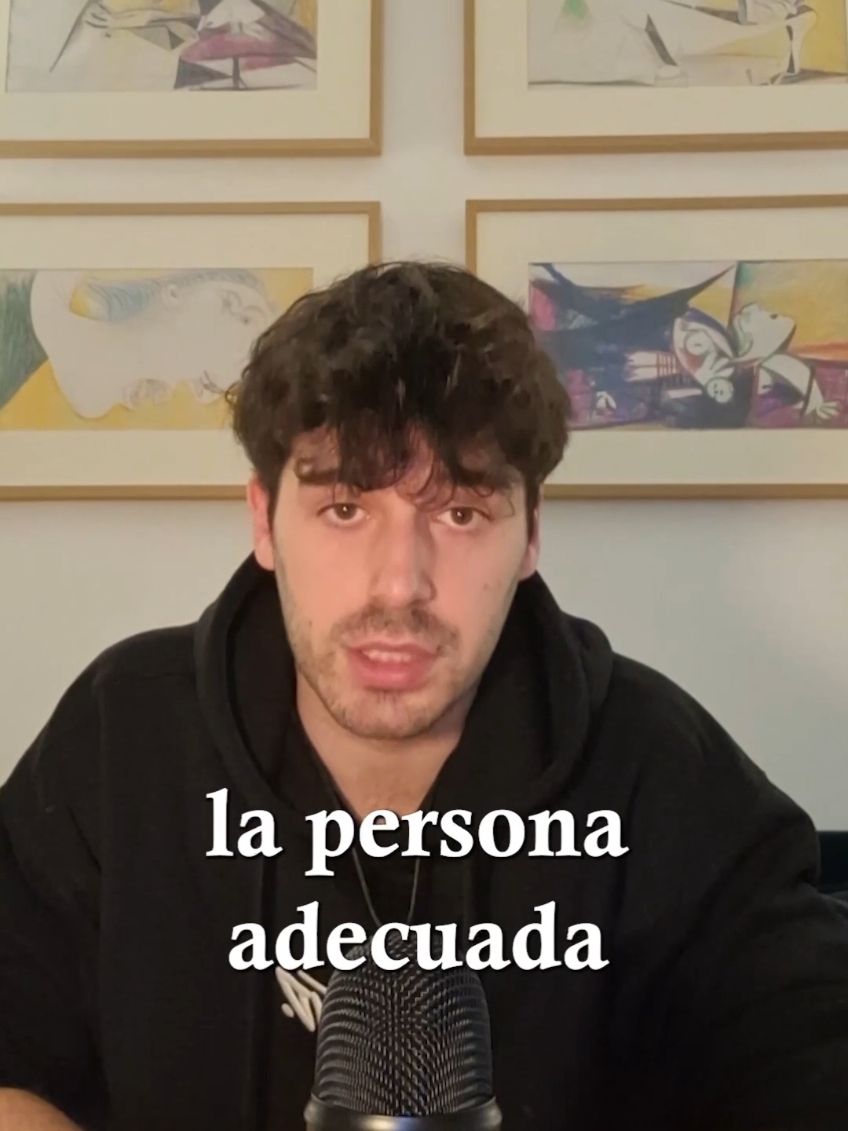 Deja de revisar si te han escrito. Puede que estén en línea, pero no para ti. Mientras esperas un mensaje de ellos, quizá ellos están esperando uno de alguien más. Es hora de recordar lo que vales. No permitas que la falta de atención de alguien te haga dudar de quién eres. Mereces algo más que eso: mereces a alguien que valore tu tiempo y te respete, alguien que vea en ti lo que tú mismo debes reconocer primero. La felicidad no debe depender de una notificación en tu pantalla. Enfócate en construirla dentro de ti. Porque la persona adecuada no llegará a completar tu vida, llegará para complementarla. #desarrollopersonal #hopecore #reflexion #superación 