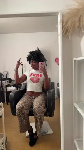 💇🏾‍♀️👩🏾‍🎤