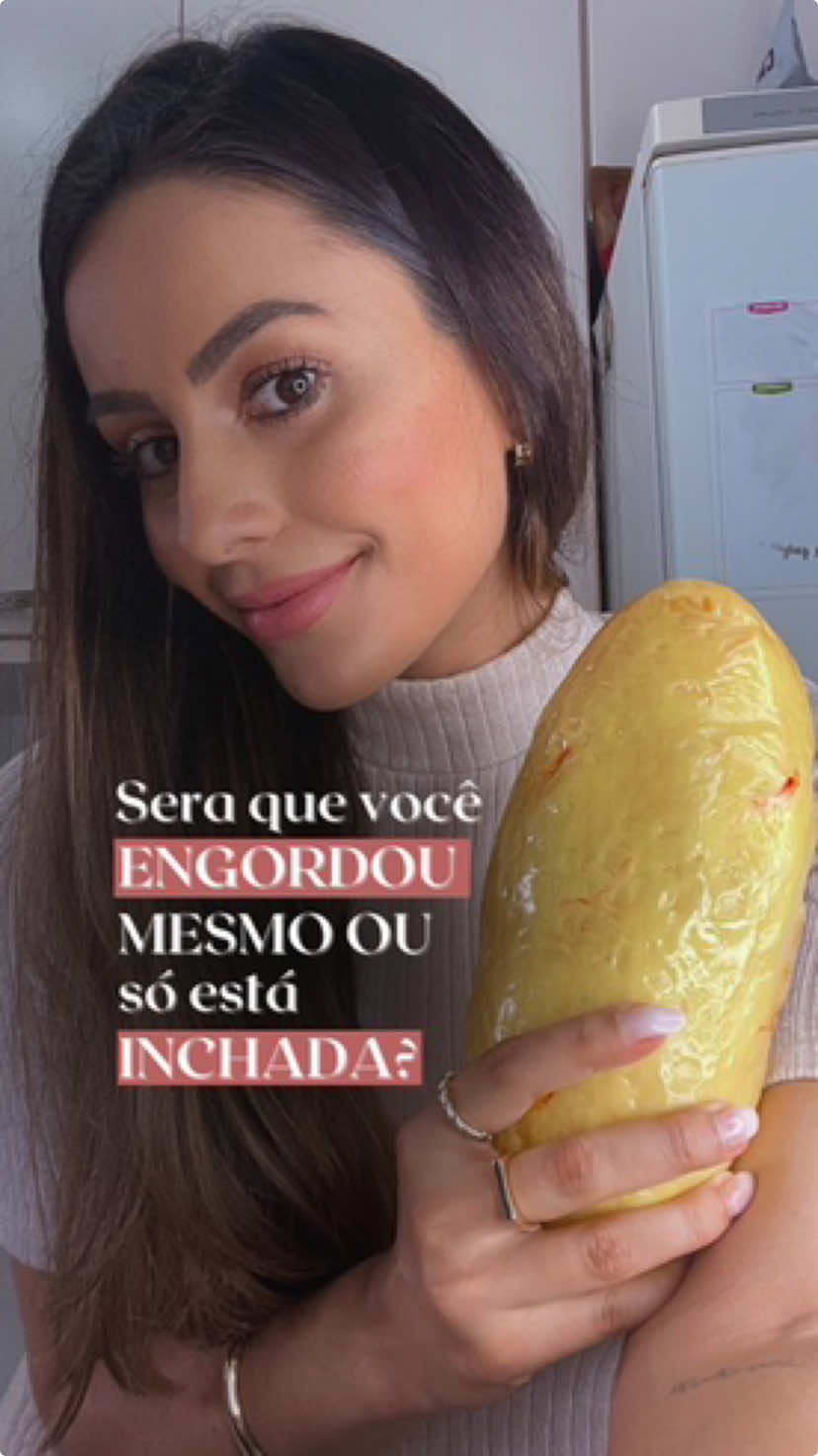 Será que o peso que você ganhou é gordura ou só inchaço? 🤔 Depois de exagerar um pouquinho, principalmente em alimentos ricos em sal e carboidratos, o corpo pode reter mais líquido, fazendo a balança subir temporariamente. Mas calma, isso é só inchaço e tende a ir embora com uma alimentação leve, bastante água e atividade física 🏋️‍♂️💧 ❌Agora, se o inchaço parece não desaparecer, é importante entender o que está acontecendo no seu corpo❌ Com o exame de bioimpedância e um acompanhamento nutricional personalizado, você consegue uma visão mais clara do seu peso e da sua saúde.  Quer saber mais? Clica no link da bio e agende uma consulta🥰 #barrigainchada #barrigaestufada #inchaco 