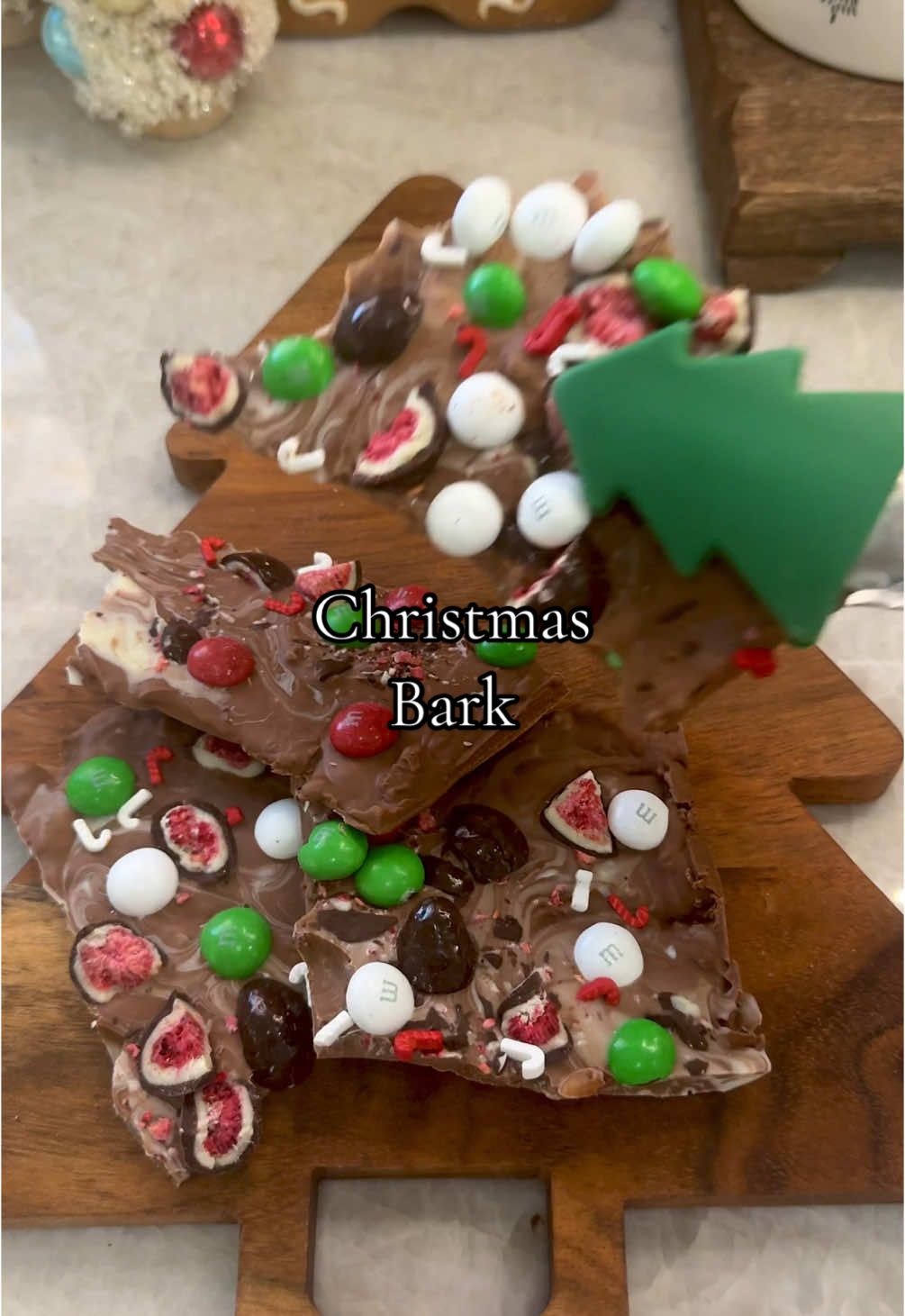 Christmas Bark 🍫🎄♥️ perfect homemade gift 🎁 #christmas #christmascountdown #christmastok #asmr #holidays #chocolate #christmasrecipe #christmasrecipe #trufrupartner @Trü Frü 