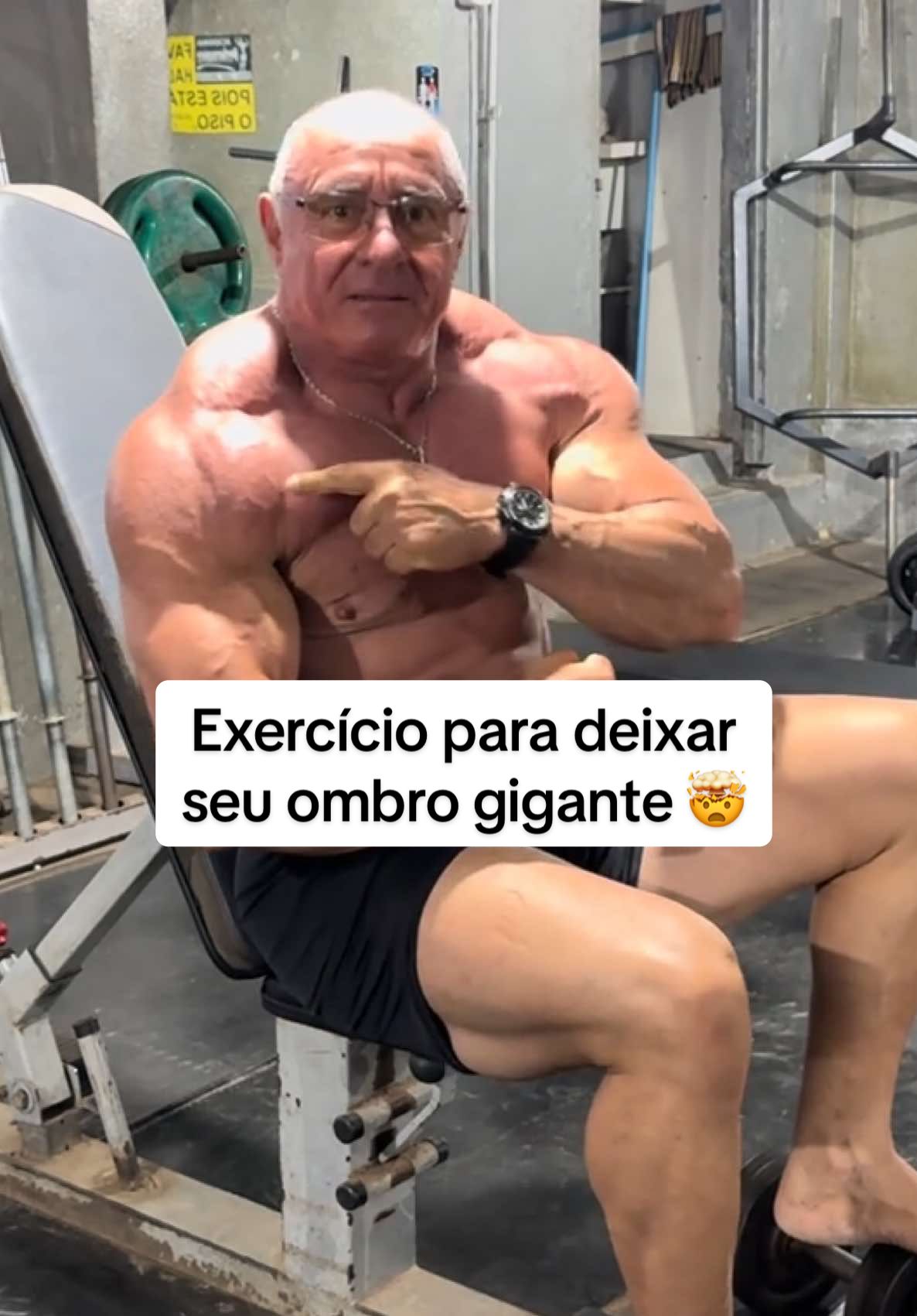 Exercício para ficar com o ombro gigante 🔥 #fyp #treino #bodybuilding 