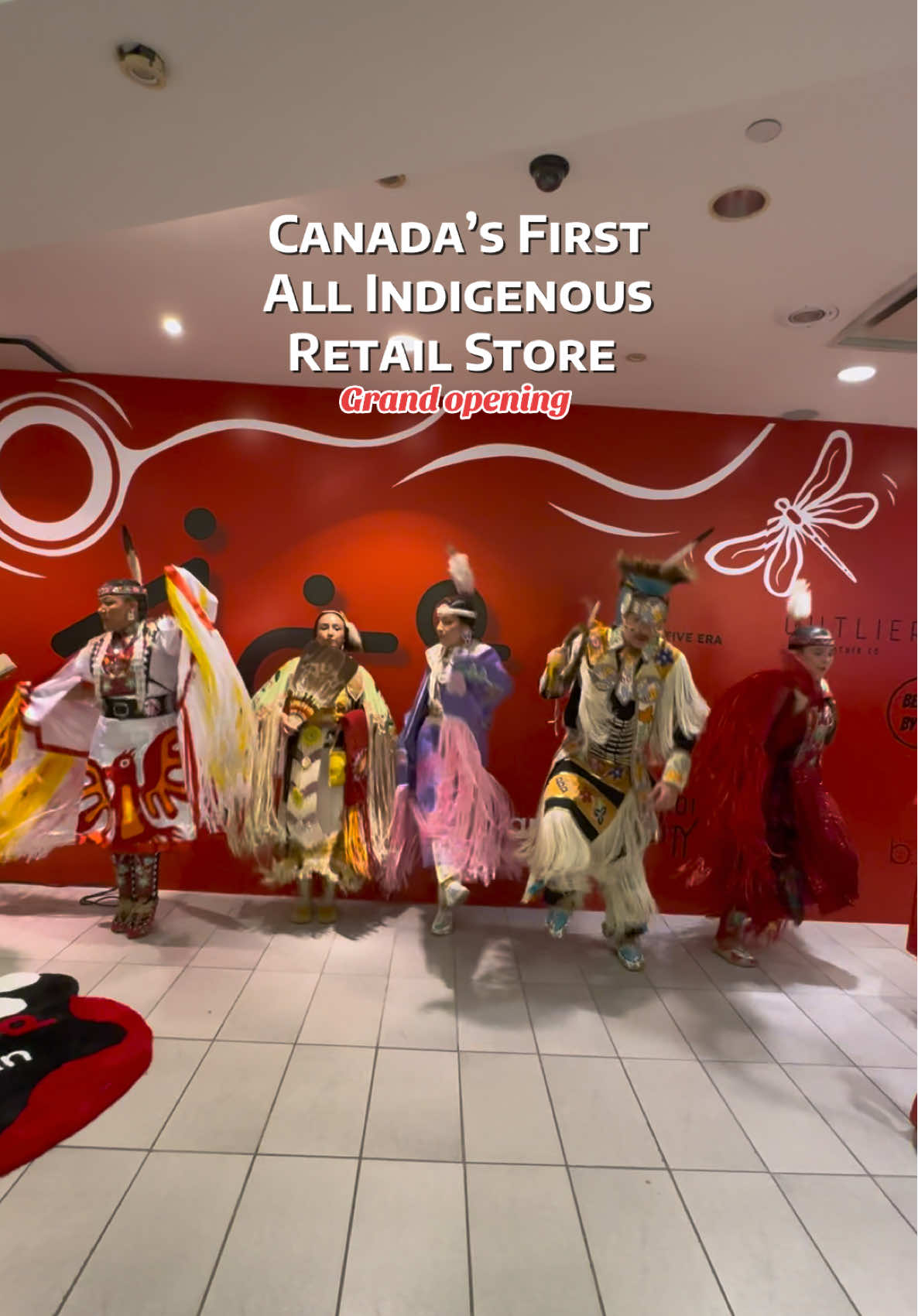 Canada’s first Indigenous store, Aaniin is now open at Eaton Centre main floor till Dec 31st.  Support them by visiting the store and shopping for the holidays 🎄 #indigenous #indigenousretail #eatoncentre #anishinaabe #anishinaabemowin #canadaindigenous #holidayshopping #newindigenousstore 