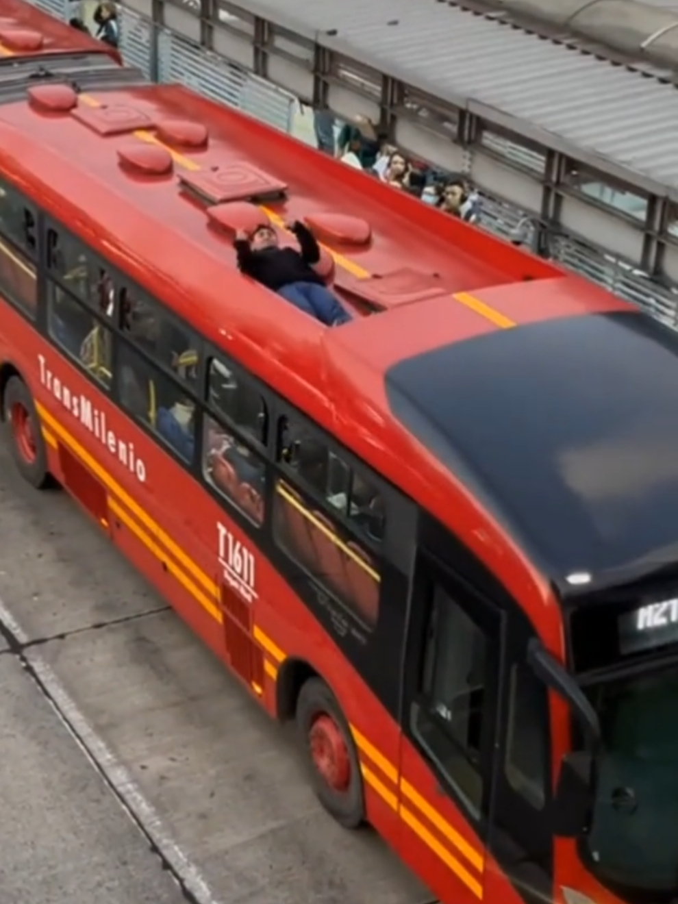 Cuando es hora pico en transmilenio :'v  Es importante  aclarar que en la siguiente estación me baje,  sali y pague mi pasaje! #bogota #colombia 