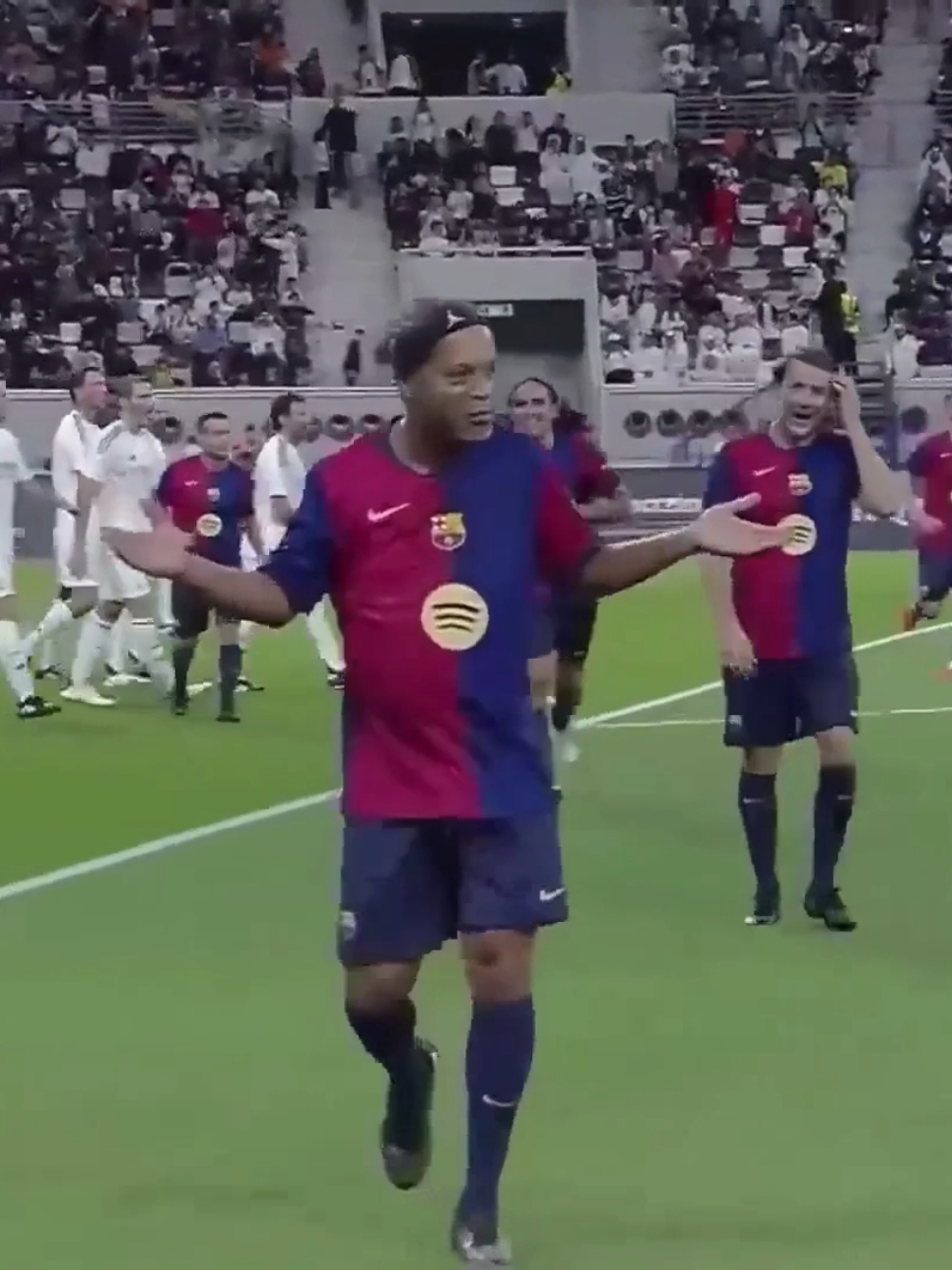 Ronaldinho faz gol de falta em Real x Barcelona, Masters! Amistoso entre ex-jogadores do El Clasico no Catar é marcado por golaço de R10; veja. Real Madrid x Barcelona com golaço de Ronaldinho Gaúcho. Não, você não está em 2005. O Bruxo aprontou mais uma de suas bruxarias nesta quinta-feira, em um amistoso entre ex-jogadores do El Clasico, no Catar. O duelo, que terminou empatado em 2 a 2, com o Barcelona levando a melhor nos pênaltis, teve as participações brasileiras de R10 e Rivaldo, no Barça, e Sávio e Júlio Baptista no Real. #atleticomineiro #futebol #ronaldinho #Soccer #barcelona 