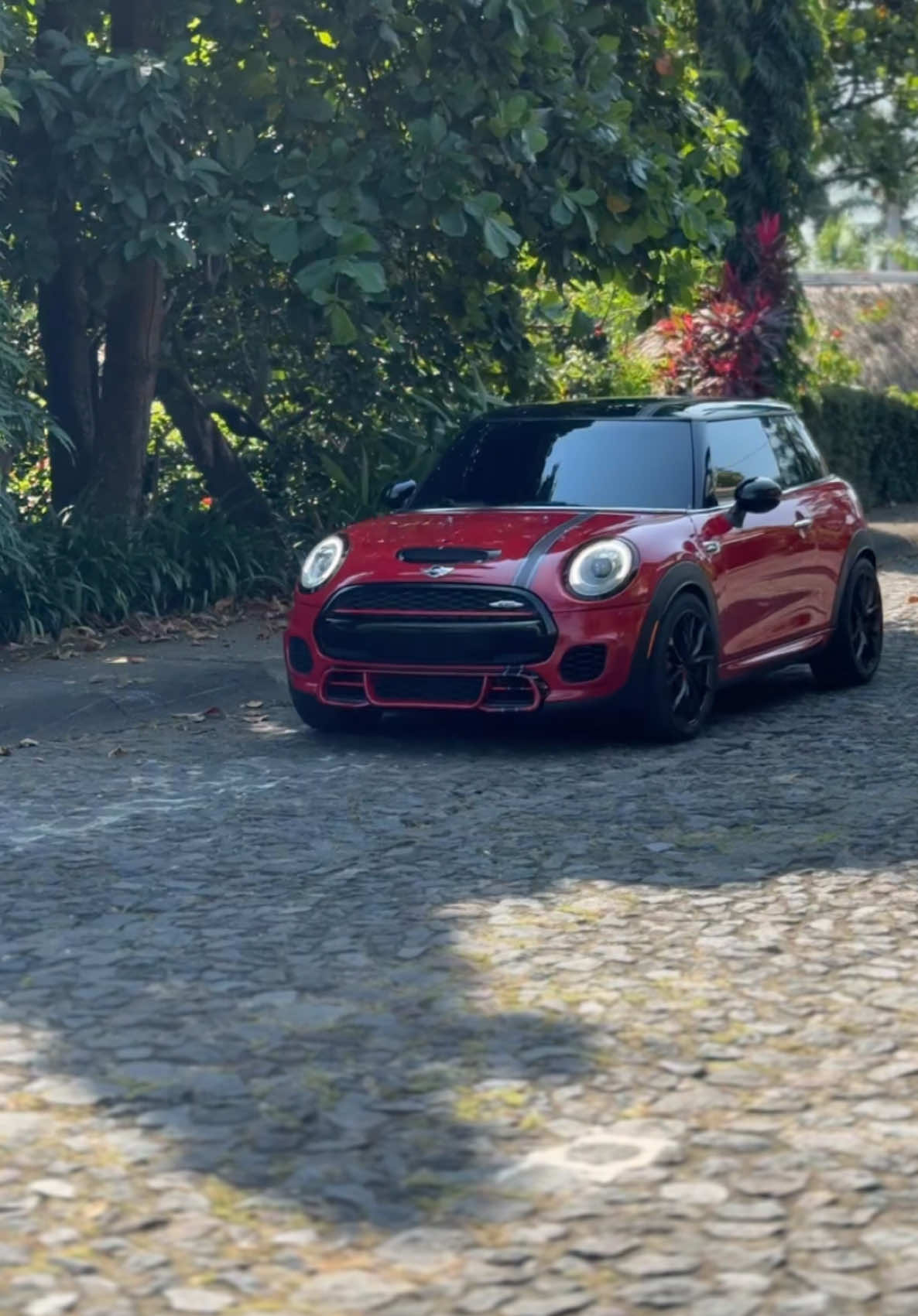 Pops and bangs 😈🔥 #minicooper #johncooperworks #stage2 #popsandbangs🔥 #escuintla #luxurycarsgt 