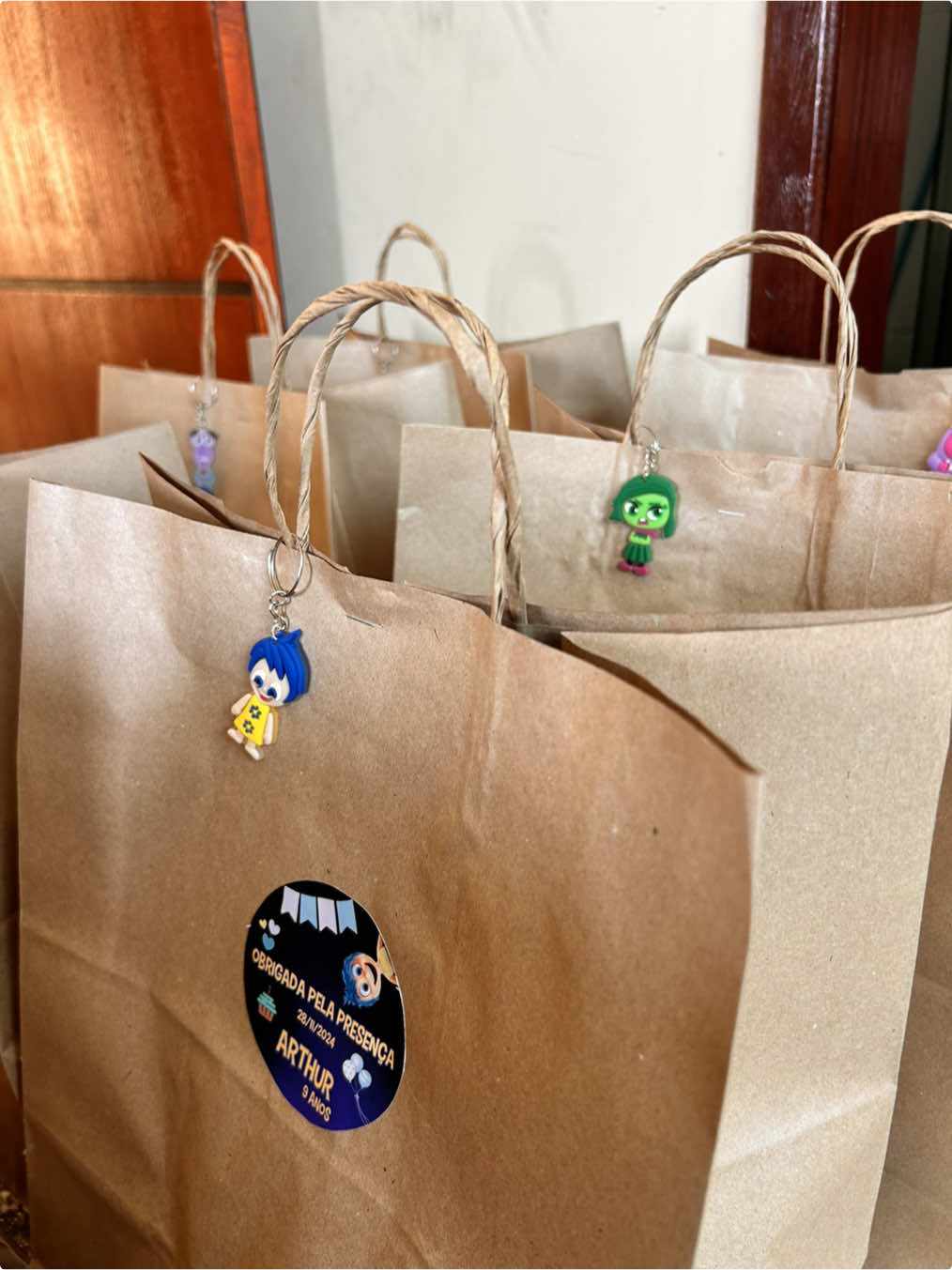 Tudo que eu coloquei na sacolinha que dei de lembrança para as crianças na festa do meu filho. Lembrando que eu fiz toda a personalização 🤭#personalizados #papelariapersonalizada #festanaescola #lembrancinha #sacolaspersonalizadas #divertidamente2 