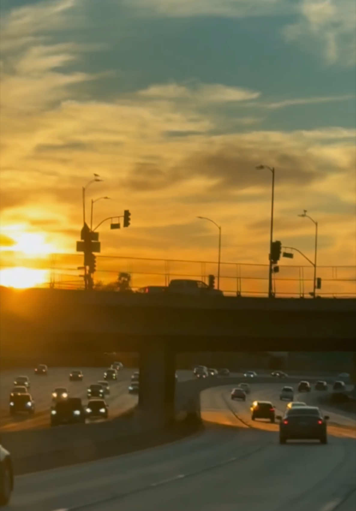 “Hay momentos en los que solo necesitas desconectar, respirar y dejarte llevar por el paisaje. 🌅 El cielo ardiendo en colores mientras el sol se esconde y el horizonte de Los Ángeles te da la bienvenida… es justo ahí donde la calma encuentra su lugar. A veces, todo lo que necesitas es una puesta de sol para recordar que la vida, con sus altos y bajos, siempre puede ser hermosa. ✨ #PuestaDeSol #DesconexiónPerfecta #LosÁngelesVibes”