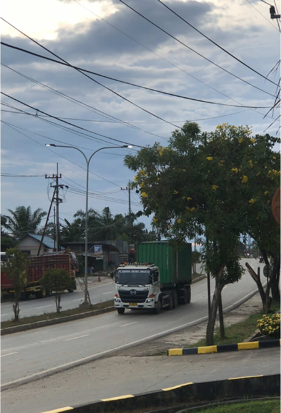 Siapa pun walikota nya,,tetap pak driver cari muatan 🌿🌿 #reels #truck #fyp #drivermuda #platktiniboss #balikpapan #indonesia #contentcreator #capcut #foryou #beranda 