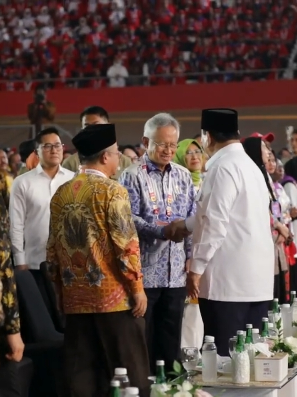Presiden Prabowo Umumkan Kenaikan Gaji Guru ASN dan Honorer, Disambut Tepuk Tangan Bahagia #prabowo #kabinetmerahputih 