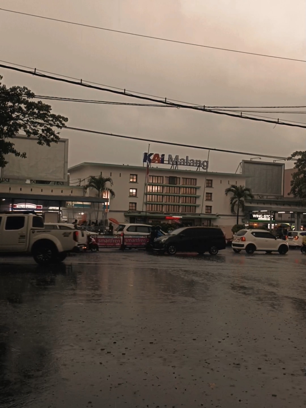 Absen daerah mana yang masih hujan... 🌧🌧 #RainyDays #ExploreMalang #IndonesianBeauty #malangafterrain #malangvibes #malanghits #TravelMoments #MoodRainy #CeritaHujan #Kota #StasiunKotaBaru #malangku #SuasanaHujan #Hujan #malanghariini #infomalang #malangterbaru #hujan🌧️ #musikviral 