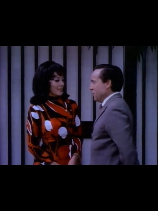 Silvia Pinal y Chespirito en el filme 