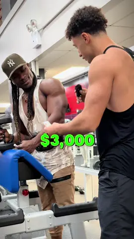 Who’s stronger, Calisthenics or bodybuilders? #gym #viral #challenge #trend #fitnesschallenge #winmoney #money #win #mrbeast #pullup #calisthenics #bodybuilding