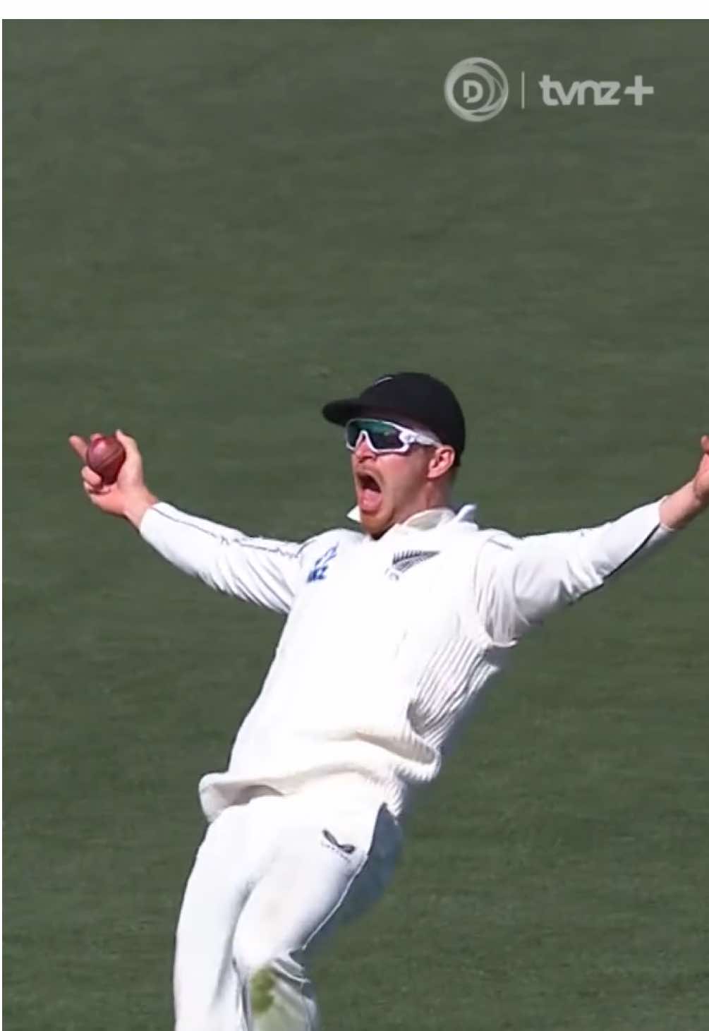 “SUPERMAN GRABS IT IN ONE HAND!” 🦸 Glenn Phillips with a ripper of a catch! 🔥👏 #blackcaps #cricket #tvnz #tvnzplus