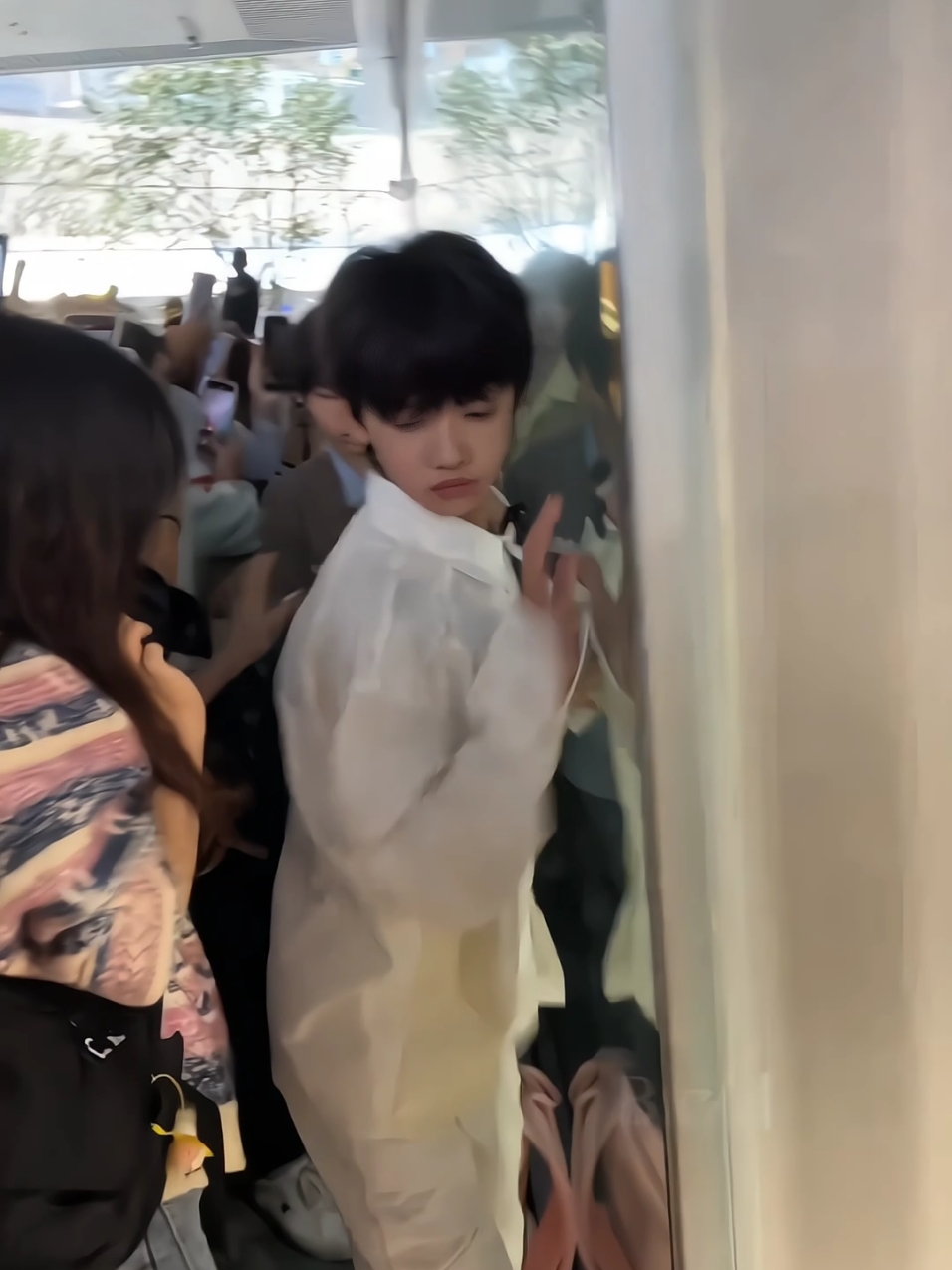 yiraan tipe yang takut ketentuhh bgt sama fans😭😭😭😭#zhangyiran #tffamily #tffamily_4th_generation #fyp 