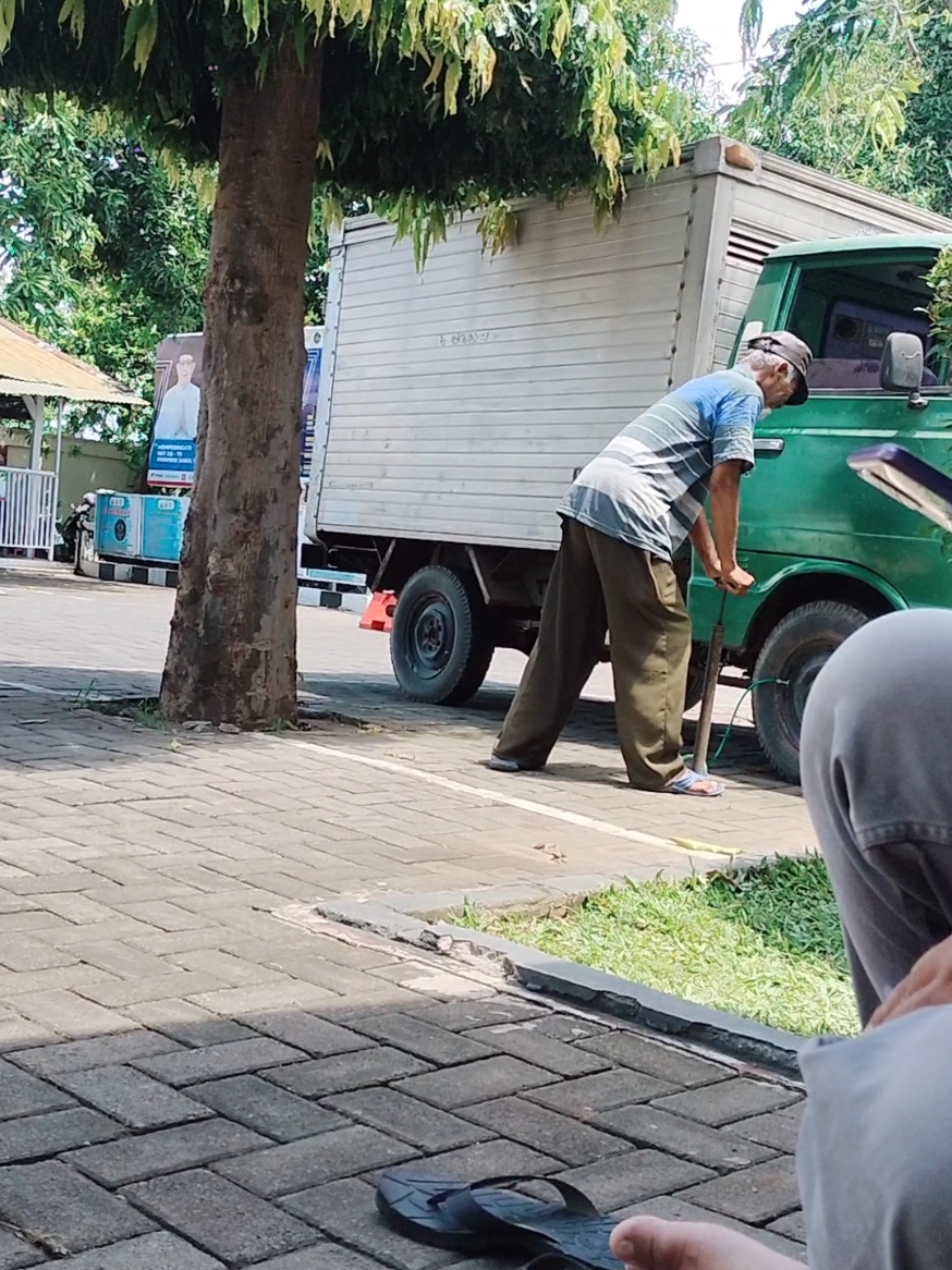 sehat selalu bapak sopir #sopir #supir #supirmuda #sopirviral #sopirtruckindonesia🇮🇩 #supirtruck #tiktoktaiwan🇹🇼 #yppppppppppppppppppppppp #ypppp #fypシ゚viral #yy #fypage #yyyy 