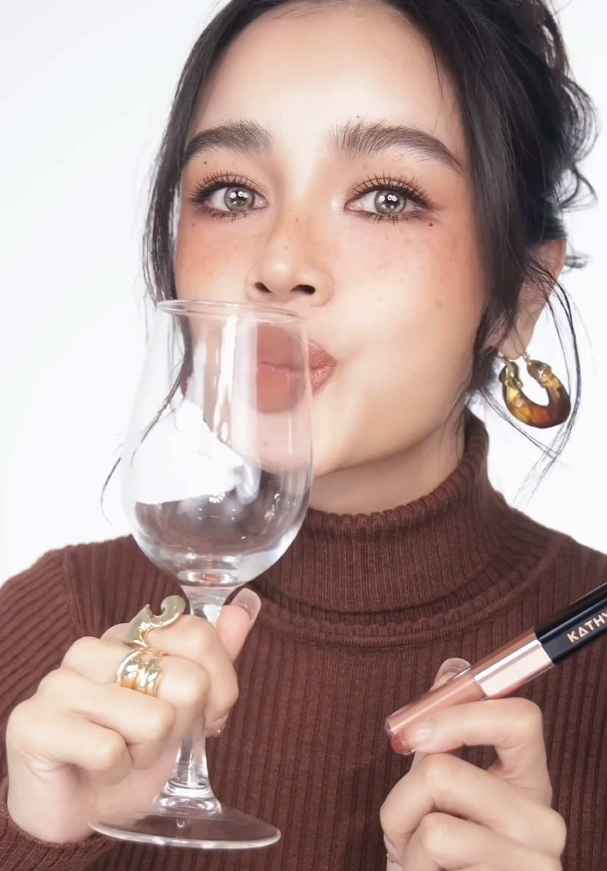 กลับมาแล้วคร่าาา 🔥 ลิปดูโอ ลิปฉ่ำจูบไม่หลุด ไม่ติดแก้ว ในตำนาน!  💄ปรับสูตรใหม่! โฉมใหม่ ปังกว่าเดิม👏🏻 มาพร้อมสีใหม่! รวมถึง💋  18 เฉดสีสวย! ครบทุกโทน  คัดมาแล้วว่าเป็นโทนสีขายดีที่สุด! ของเคาน์เตอร์แบรนด์ดังทั่วโลก เนื้อนุ่มลื่น เบาสบาย พร้อมบำรุงให้ปากฉ่ำวาว  ที่สำคัญ สีติดแน่น ไม่หลุดติดแก้ว ไม่มีติดแมส 😍 💢รีบสั่งด่วน! สีสวยมากกกกกก ล้อตแรกของมาน้อย ใครช้าไม่ทันนะ!  💄✨LIP DUO MATTE & SHINE FIX ราคา (ปกติ 590.-) เหลือเพียง✔️ 290.- เท่านั้น ✅สนใจสั่งซื้อได้ที่ @KATHY COSMETICS  #ลิปจูบไม่หลุด #ลิปดูโอจูปไม่หลุด #ลิปฉ่ำวาวถูไม่หลุด #ลิปดูโอถูไม่หลุด #LIPDUO #ลิปดูโอ #ลิปดูโอลิปฉ่ำไม่ติดแมส #KATHYLIPDUO #ลิปฉ่ำไม่ติดแมส #ลิปฉ่ำไม่ติดแมสของกระแต #ลิปกระแต #kathyamrez #kathyamrezcosmetics