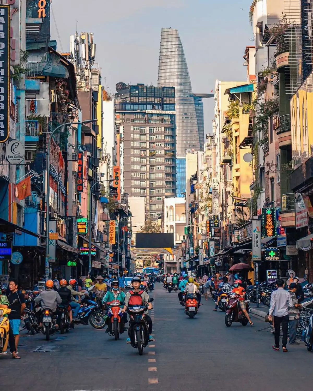 Ở Sài Gòn, dù bạn uống cafe bệt hay ly cafe mắc tiền trong cửa hàng sang trọng, người ta cũng chỉ gọi là uống cafe, miễn là bạn cảm nhận được vị ngon, tận hưởng được hương thơm của cafe là được. Dù bạn là anh xe ôm hay là ông chủ lớn, kiếm được ít hay nhiều, chỉ cần bạn tử tế, biết trước biết sau, thì ai cũng quý bạn hết. Ở Sài Gòn, chẳng quan trọng bạn đi wave cũ mèm hay mấy xe đời mới, ở nhà trọ bình dân hay chung cư sang trọng. Miễn là bạn tự làm ra tiền, sống đàng hoàng, thì cứ thoải mái làm những điều mình thích, Sài Gòn tôn trọng nhau. Ở Sài Gòn, đôi khi tiền nhiều hay ít chẳng quan trọng, bởi Sài Gòn dễ sống, chẳng phải lo đến mấy lời dèm pha. Bởi dậy người ta mới thích ở Sài Gòn, nơi mà ta được là chính ta. 📸: Blog Của Rọt #saigon #saigonoi #chuyensaigon #xh 