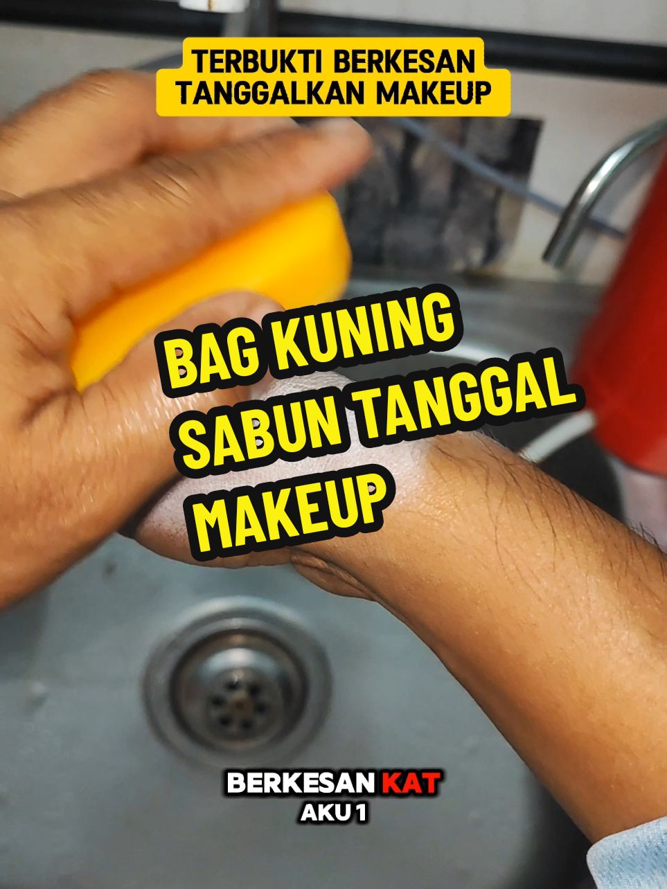 SABUN ni terbukti berkesan tanggalkan makeup wey. HARGA pun sangat MURAH wey sambil cuci makeup dapat jaga kulit kita. #makeup #remover #soap #fyp  #heythathouse #vitaminc #vitc #skc #senyumkambingchannel #fishingtiktoks #skchannel 