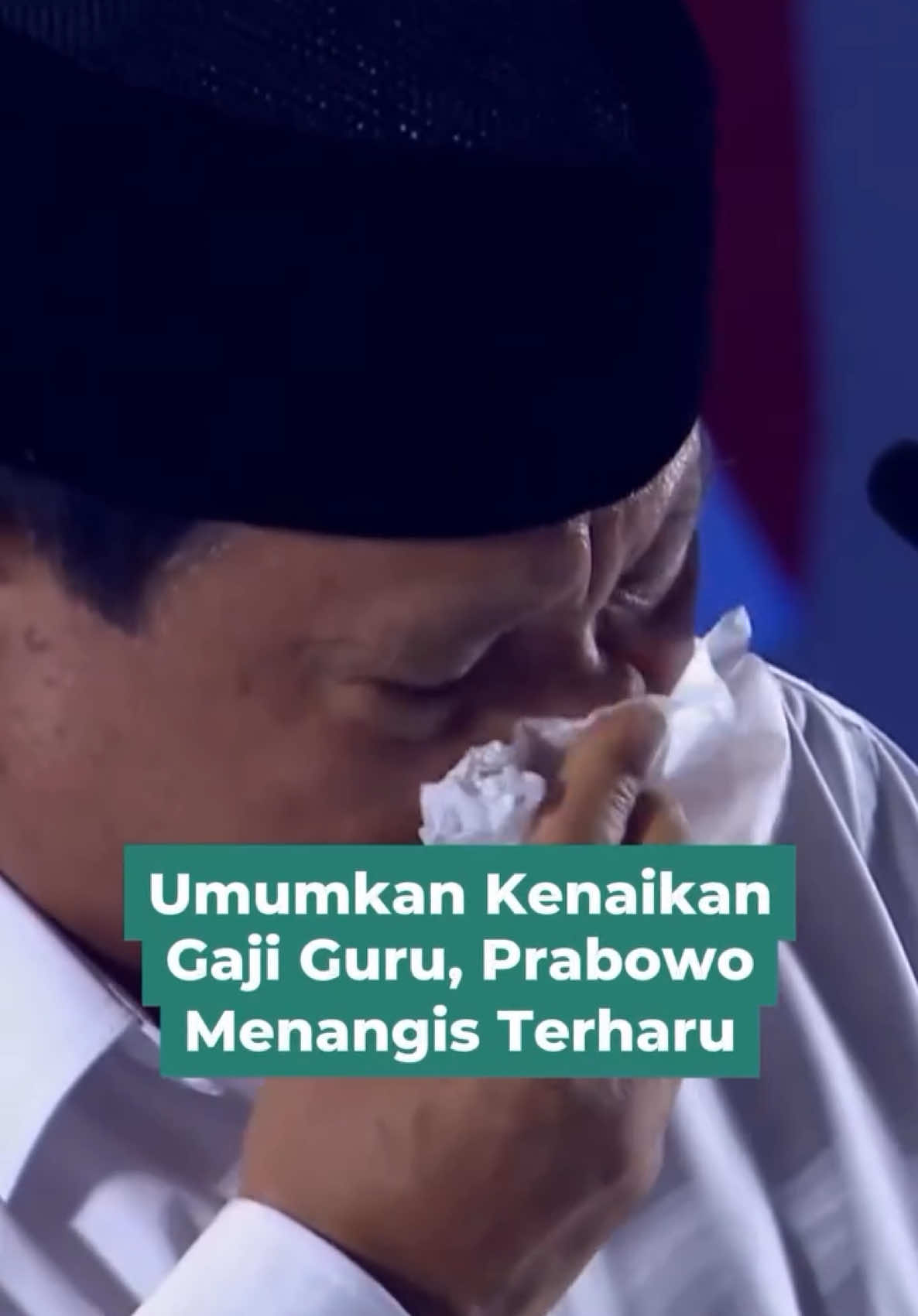 Pemerintah secara resmi mengumumkan kenaikan gaji guru yang berstatus Aparatur Sipil Negara (ASN) dan honorer pada tahun 2025. Presiden RI Prabowo Subianto mengumumkan kenaikan gaji guru itu dalam puncak Hari Guru Nasional 2024 di Jakarta International Velodrome Rawamangun, Kamis (28/11/2024). Prabowo mengatakan, kenaikan gaji ini seiring dengan naiknya anggaran kesejahteraan guru menjadi Rp 81,6 triliun pada tahun 2025. Angka tersebut naik sebesar Rp 16,7 triliun atau 25,7 persen dibandingkan dengan anggaran tahun 2024. 