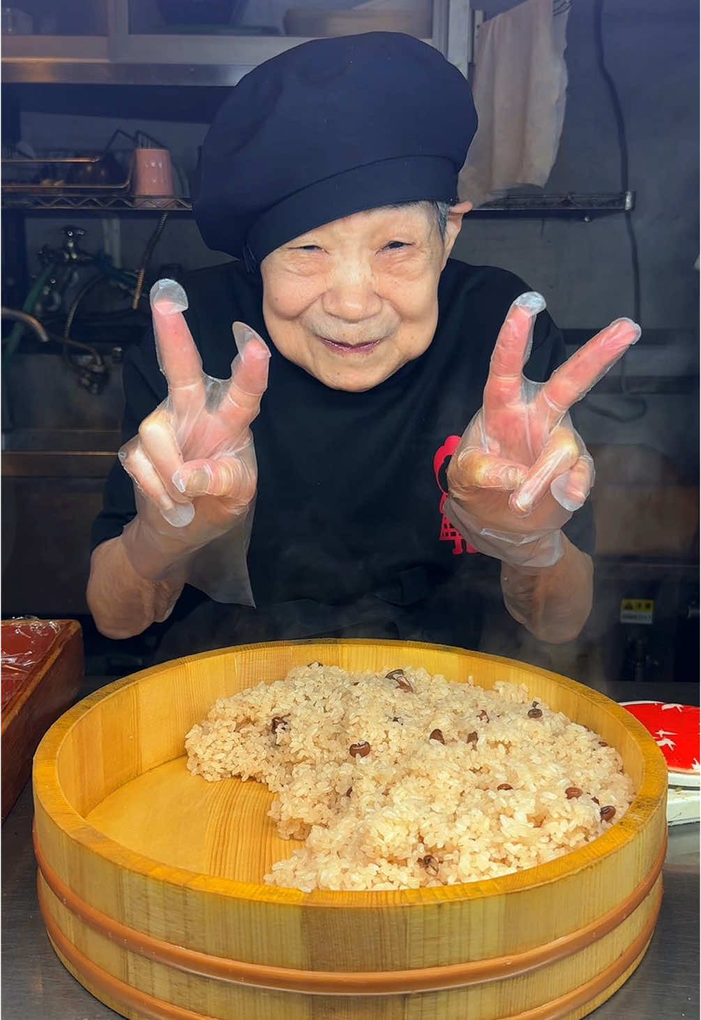 おばあちゃんが握る米屋の愛情おにぎり🍙 【仙川　おむすびてしま 】 ⁡ 創業約50年！米屋のこだわりのおむすび！🐺 おむすびセット　3個720円(税込) ⁡ 老舗米屋を営んでいた先代から始めたこだわりのおむすび！ 今は2代目の息子さんとお母さんでお客さんを笑顔にしてる！ ⁡ お母さんのおむすびはふわっと結んで海苔で止める 食べた時のほどけ方がとてもいい ⁡ お客さんが来るとお母さんが笑顔でいらっしゃいませとお出迎え 1日の気持ちがハッピーになる ⁡ 2代目もとても親切で仲の良い親子なのが本当に素敵 ⁡ 握ってる人の人柄が見えると余計にグルメも美味しくなるよね ⁡ 一度は食べてほしい！ ⁡ 🚃仙川駅から徒歩3分 💺テイクアウトのみ 📍 東京都調布市仙川町1-9-61  ⏰ 【月～土】 7:30～19:00 【日・祝】 9:00～16:00 日曜営業 ⁡ #東京グルメ#japanesefood #おにぎり