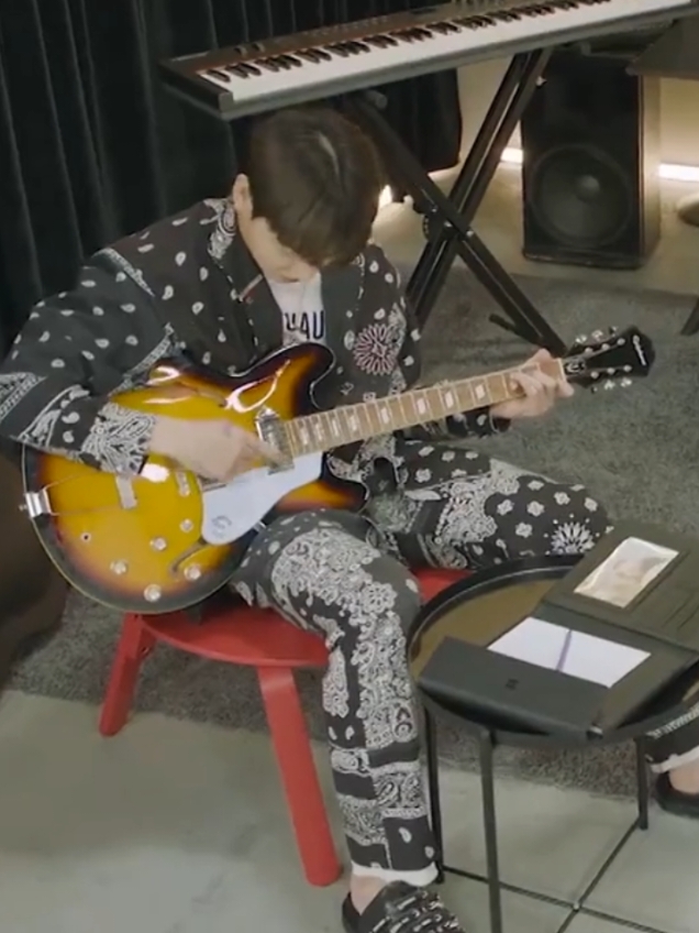 Jungkook_Playing_Guitar_🎸🎶 #jungkookbts_ #trending_#fyp_  #btsjungkook정국_#trending_Jk  #bts_official_bighit_#jungkook_  #fyp_viral_video_#foryourpage_  #tiktok 