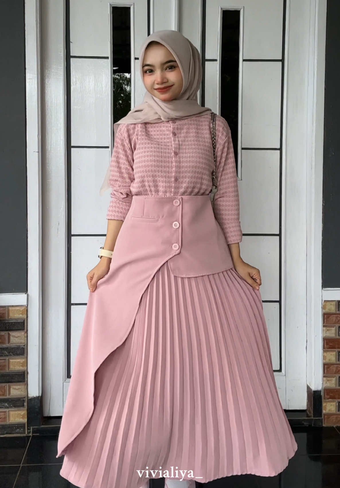 ROK nyaaaaa cakepp🙌🏻💗 dan Lagi Flash Sale buruan CO!@bydeyraa  #rokwanita #rokplisket #rok #rekomendasirok #rokpink #ootdrok #outfitrok #ootdhijab #ootdpink 