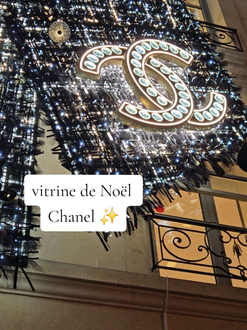 la vitrine de Noël de cette boutique Chanel ✨ #vitrinedenoel #paris #noelparis #decorationdenoel #noel2024 #christmas2024 #christmasparis #christmaslights #chanel #chanelparis 