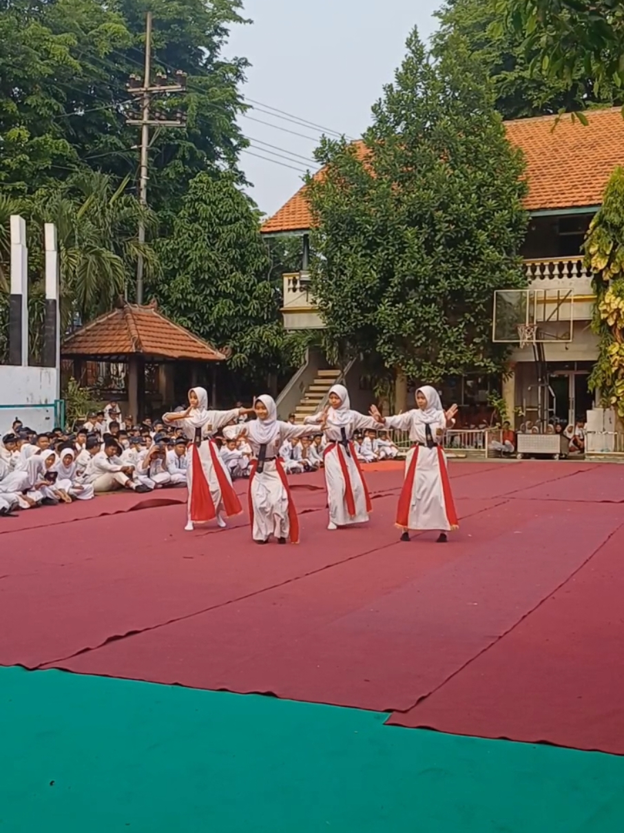 Persiapan singkat, kalo salah gerakan harap maklum 🙏😅 . . . #teacherdayspecial #2024 #ekstratari #smpstory🌻 #taritradisional #tanjunggemirang 