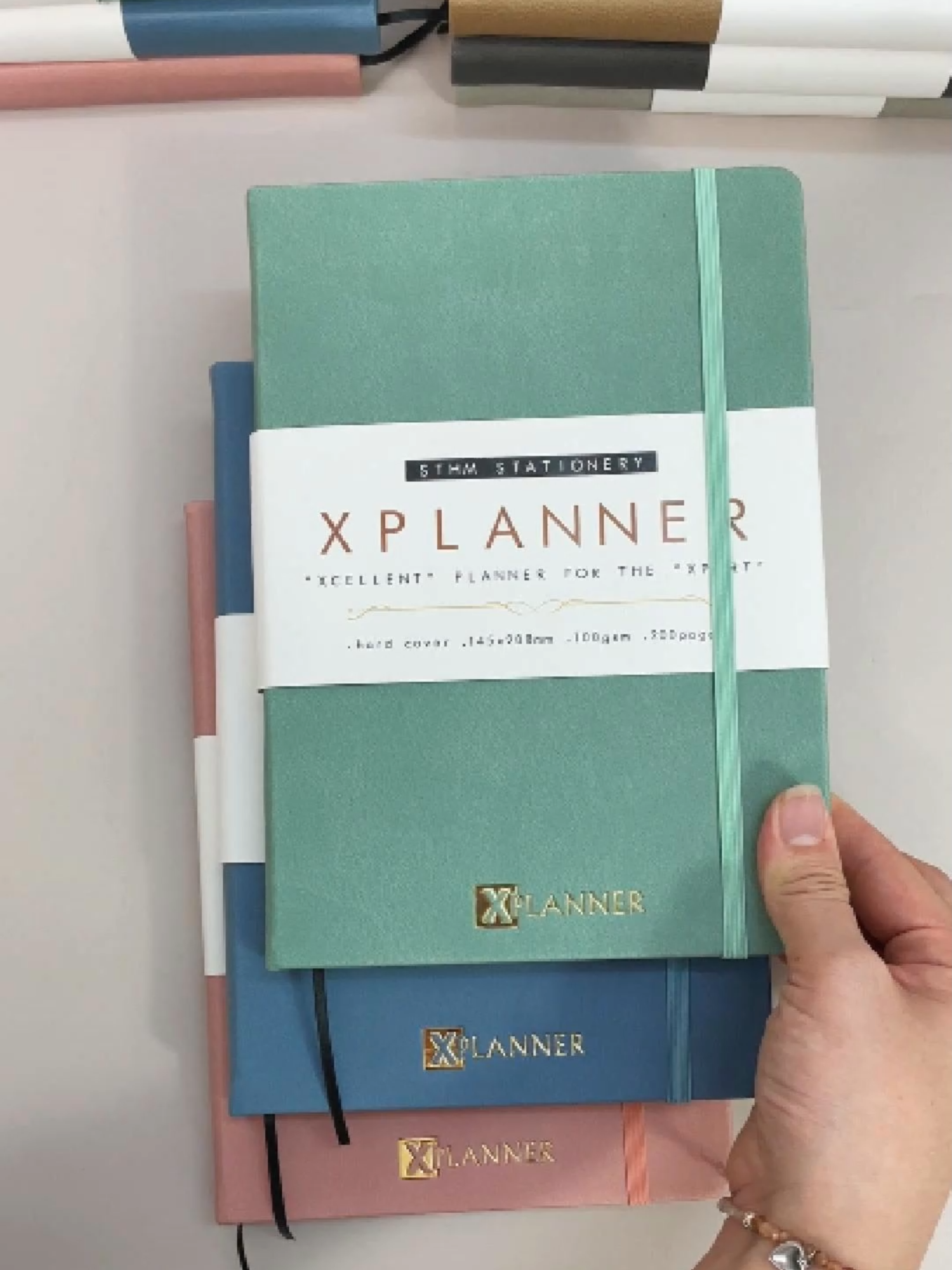 Với 6 màu sổ xplanner được yêu thích nhất, sổ lập kế hoạch năm nay không chỉ giúp bạn lên kế hoạch tuần, kế hoạch tháng mà còn có nhiều trang layout đặc biệt giúp bạn lập kế hoạch tiết kiệm, kế hoạch du lịch, không bỏ lỡ những ngày quan trọng, theo dõi những thói quen mới và ghi nhớ những cuốn sách đã đọc được,...Xplanner sẽ giúp bạn có cái nhìn từ tổng quát đến chi tiết cho một năm 2025 rực rỡ #vanphongpham #stationery #sthmstationery #sotayhandmade #planner #solapkehoach