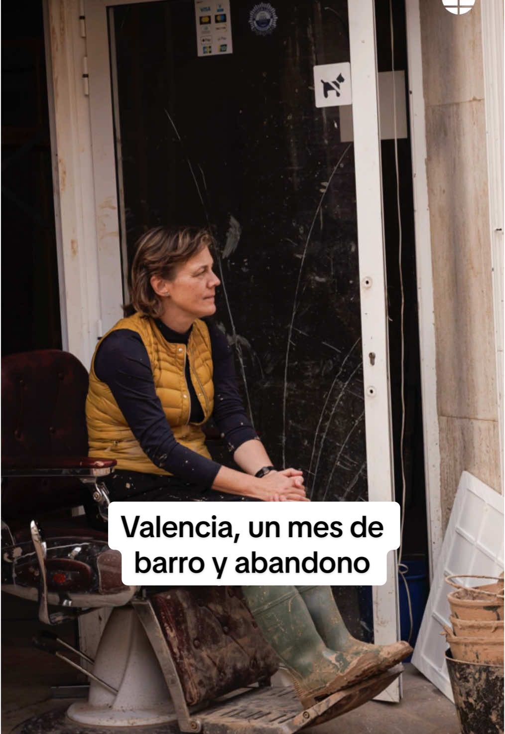 Valencia, un mes de barro y abandono Se cumplen 30 días de la DANA que se ha llevado por delante a al menos 222 personas y que ha cambiado para siempre la historia de toda esa provincia. La vida cotidiana aún lucha por abrirse paso en las zonas más afectadas, pero el ritmo es muy lento. Se requieren manos expertas para sacar el lodo de los garajes, certificar el estado de los edificios o tasar los daños de los coches. La tristeza y la indignación no cesan, sobre todo en las 4 familias que desconocen el paradero de sus seres queridos. ✍️ Inma Lidón #noticiastiktok #valencia #dana #tragedia 