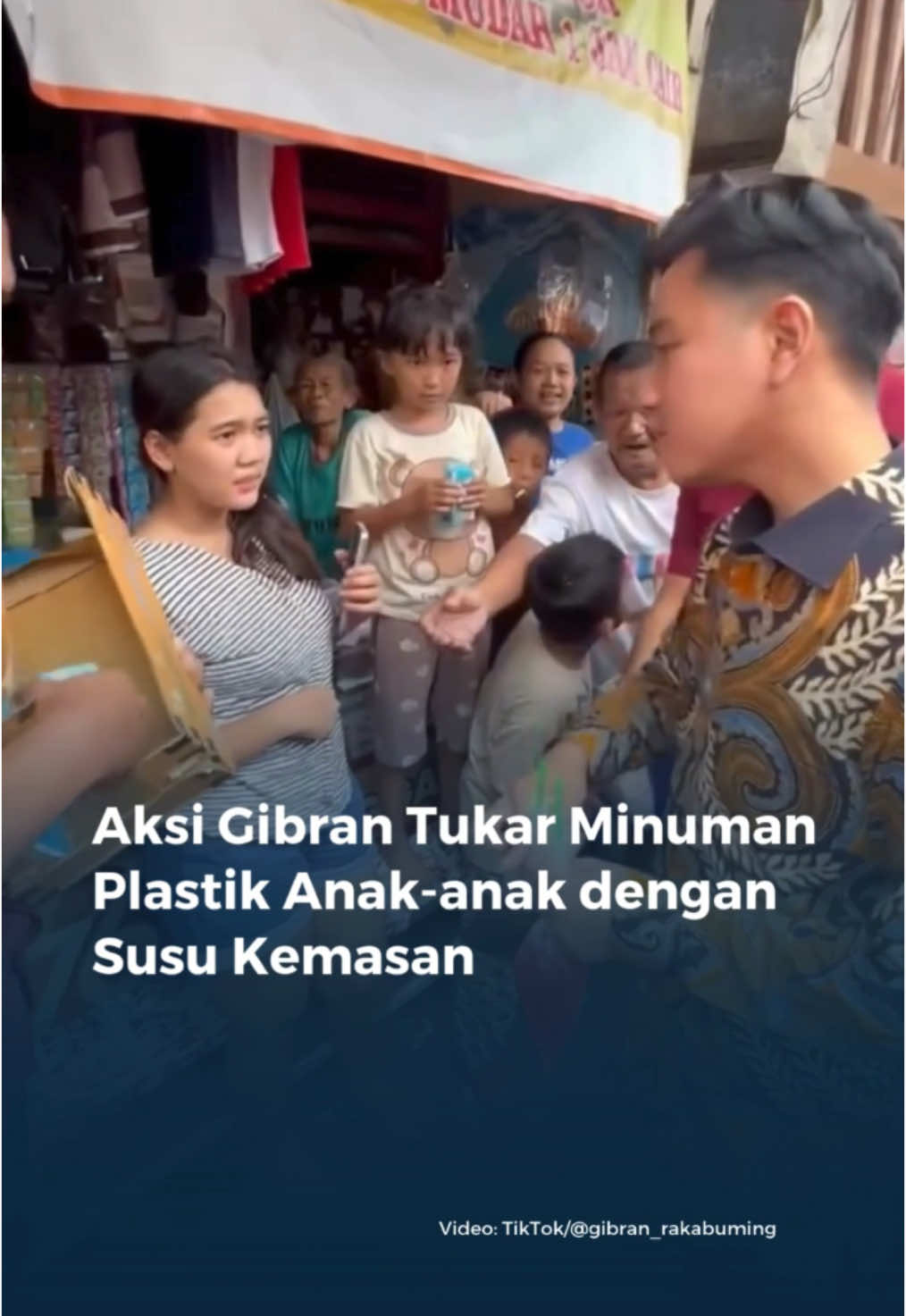 Wakil Presiden RI Gibran Rakabuming Raka meninjau langsung kondisi warga terdampak banjir di Kampung Melayu dan Cawang, Jakarta Timur, Kamis (28/11). Dalam kunjungan itu, Gibran membagikan paket bantuan sembako berisi beras, minyak goreng, gula, dan lainnya. Ada momen menarik terjadi ketika Gibran mengambil minuman yang disajikan dalam plastik yang diminum oleh anak-anak. kemudian menukarnya dengan susu kemasan. “Kamu minum apa? Aku tukar ya, tukar tiga (kotak susu UHT). Kamu enggak boleh minum itu lagi ya,” kata Gibran kepada anak-anak yang meminum minuman yang disajikan dalam kemasan plastik. Aksi serupa juga pernah dilakukan Gibran saat blusukan ke Desa Mayangsari, Semarang pada Jumat (22/11). Ia mengimbau orang tua untuk tak terlalu sering memberikan minuman manis kepada anak-anak. #gibran #gibranrakabuming #wapres #blusukan #kampungmelayu #cawang #katadatacoid #fyp #viral #trending #fypviralシ #kalaubicarapakaidata 