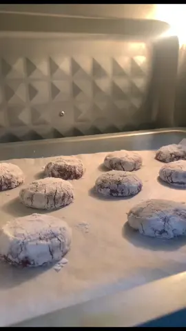 Ngồi ngắm các ẻm nở trong lò cũm zuiii 🍪 #foodtiktok #crinkle #cookierecipe #christmas 