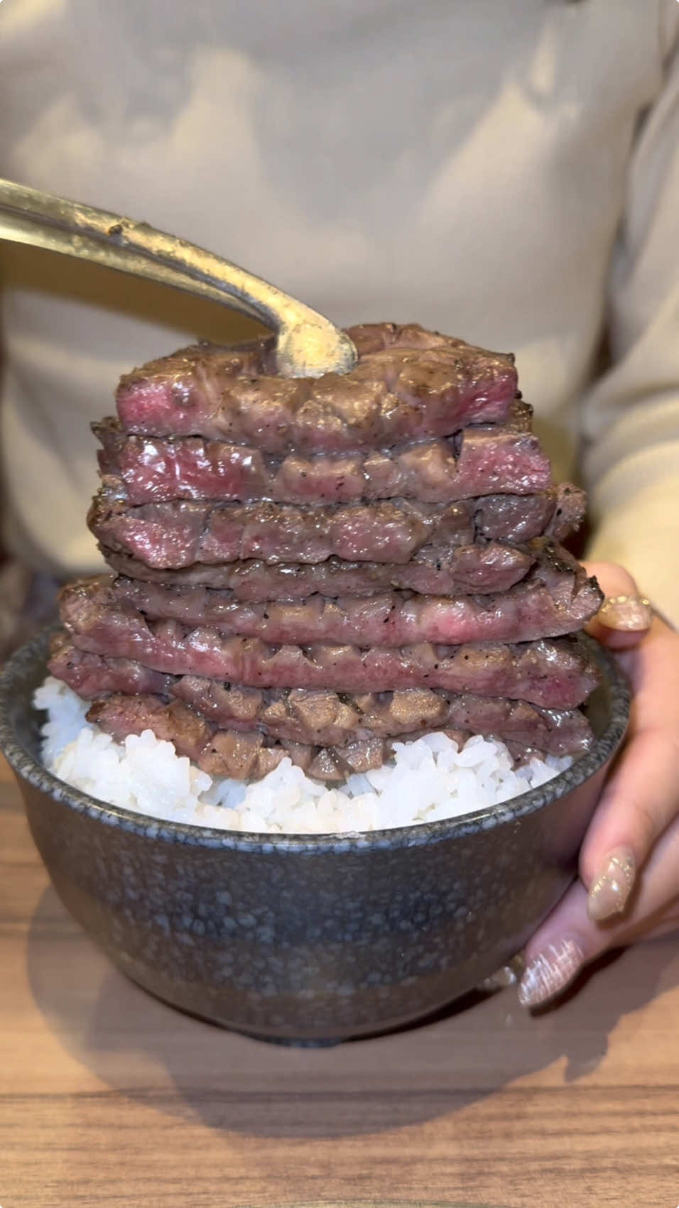 ワンランク上の極上焼肉食べ放題🥩‪🔥 花咲き牛タンや、極厚サーロイン、ミスジやハラミなど 他ではなかなか味わえない上質なお肉がなんと食べ放題🔥 老若男女問わず焼肉食べ放題が楽しめる人気のお店 中でも花咲き牛タンは程よい弾力と噛めば噛むほど溢れる肉肉しさがたまらない これが何人前でも食べ放題なの最高すぎる😭👏 また、11/18(月)～12/22(日)期間限定で 「トレジャー肉フェスティバル」を開催中！ 期間中は国産牛ザブトンや牛テールをはじめ なかなかお目にかかれない「豚のどナンコツ」「豚チチカブ」などの希少部位が楽しめる☺️ フェアは直営店限定だよ！ カルビ一丁の食べ放題は幼児無料、小学生半額、シニア200円OFFと家族連れに嬉しい特典が盛り沢山😍   超オススメ✨️   📍愛知・豊橋 『カルビ一丁』 牛タン・国産牛コース ¥6039 #PR #焼肉食べ放題 #焼肉 #豊橋グルメ #豊橋ランチ #愛知グルメ #愛知ランチ #japanesefood 