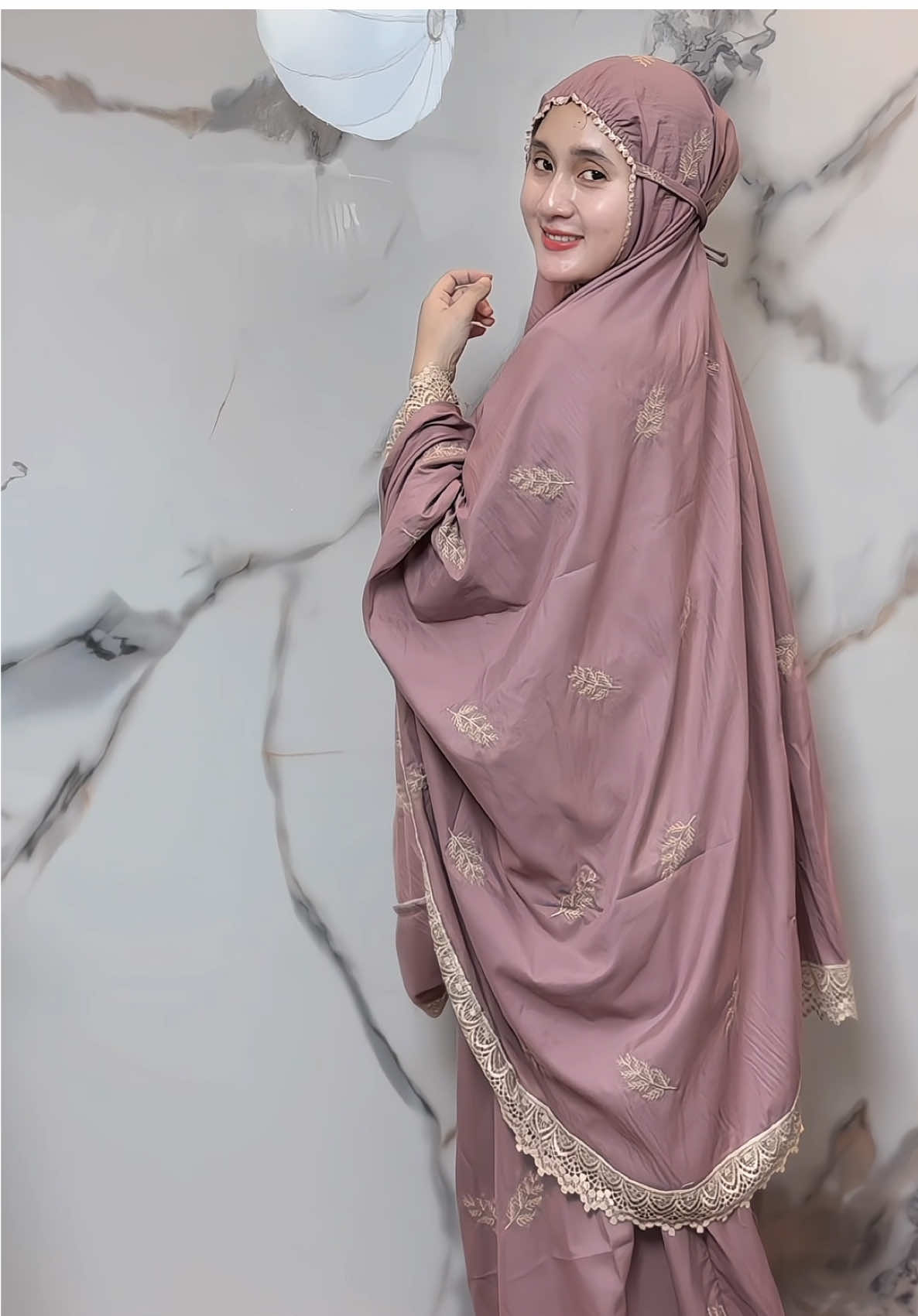 Mukena cantik warnanya dipake bikin keliatan cerah😍 kainnya lembut superrr flowy🍃 @timtimcollection  . #mukena #mukenahcantik #mukenalebaran #affiliatemarketing #foryou 