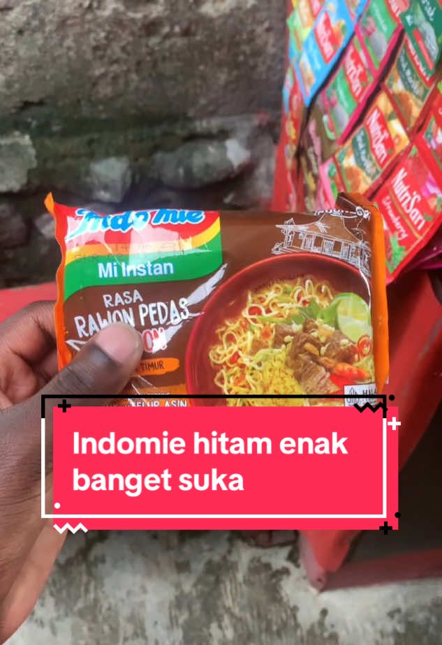 Makan indomie rawon for the second time ini my honest review #indomie @Indomie #indomierawon #bule #bulemakan #fypfood 