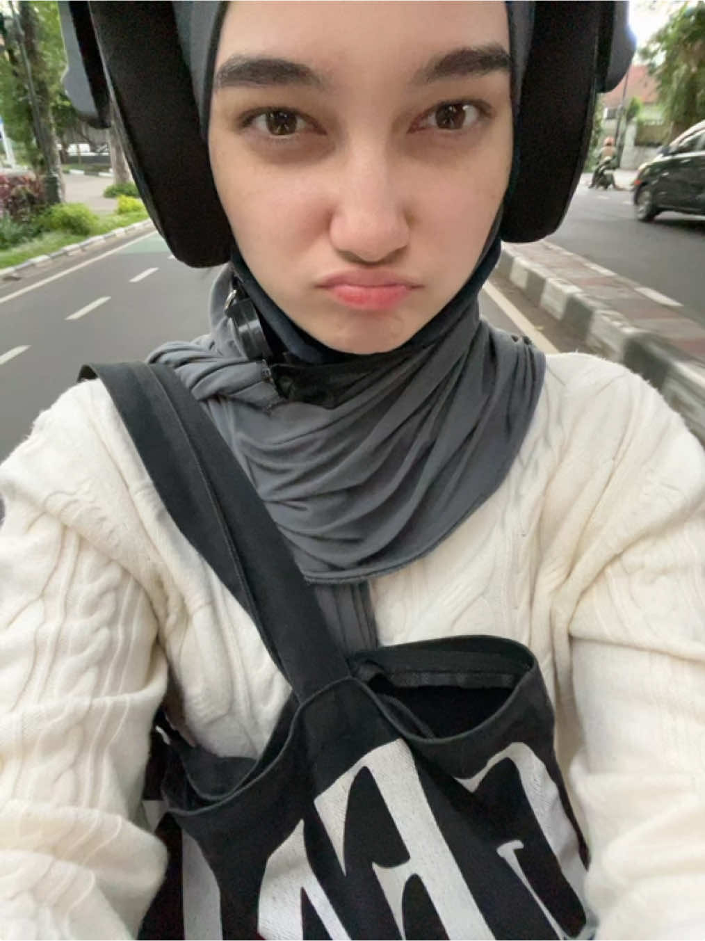 nahan malu ft helm mang gojek yg spt moncong hiu