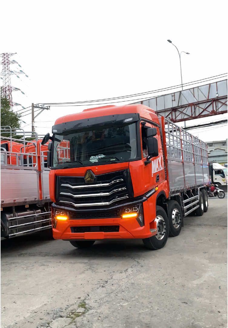 Howo max 4 chân thùng Đà Lạt đã cập bến mời các anh nhận xét ạ 
