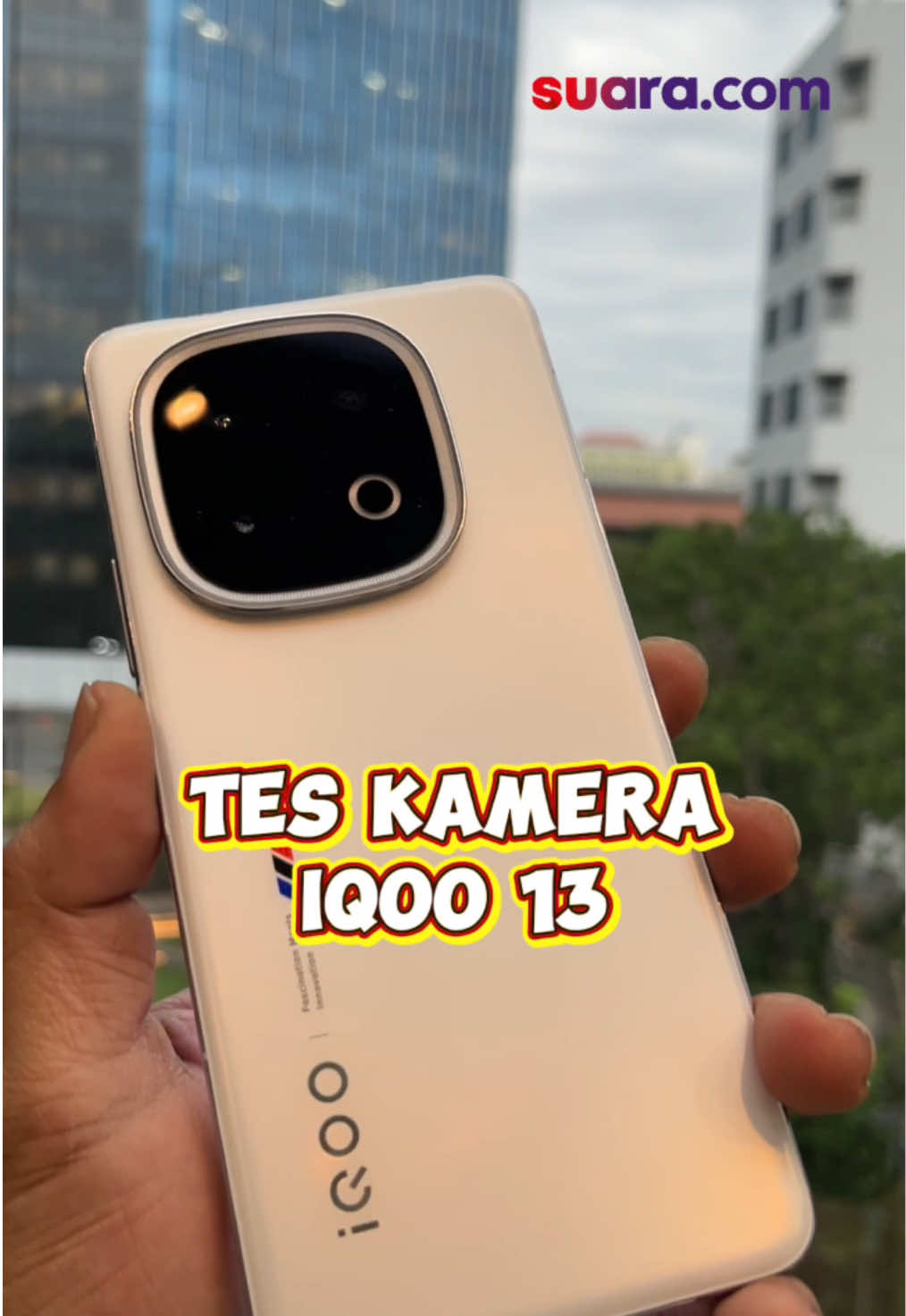 Quick Review Kamera iQOO 13 Indonesia! iQOO 13 baru aja launching nih. Ponsel dari sub brand Vivo ini resmi jadi HP pertama di Indonesia yang diperkuat prosesor Qualcomm Snapdragon 8 Elite. Meski diposisikan sebagai HP gaming, iQOO 13 dirilis dengan tiga kamera 50MP loh gengs. Berikut spesifikasi iQOO 13 • Chipset: Snapdragon 8 Elite dengan fabrikasi 3 nm, didukung chip tambahan Supercomputing Q2 untuk meningkatkan performa gaming hingga 144 FPS. • Layar: LTPO AMOLED 6,82 inci, resolusi 2K (1440 x 3168 piksel), 144 Hz refresh rate, dan kecerahan hingga 6500 nits. • Kamera Belakang: Sensor utama Sony IMX921 (50 MP), ultra wide (50 MP), telefoto (50 MP). • Kamera Depan: 32 MP. • Baterai: Kapasitas 6150 mAh. • Charger: 120W. • Sistem Operasi: Funtouch OS 15 berbasis Android 15. • Ketahanan: Sertifikasi IP68/IP69 untuk perlindungan air dan debu. Harga iQOO 13 dijual Rp 9.999.000 untuk 12/256GB dan Rp 11.999.000 untuk 16/512GB. Ponsel ini tersedia dalam varian warna Legend White dan Alpha Black. #iqoo13 #iqoo #hpgaming #review #camera #cameratest #gadget #fyp 