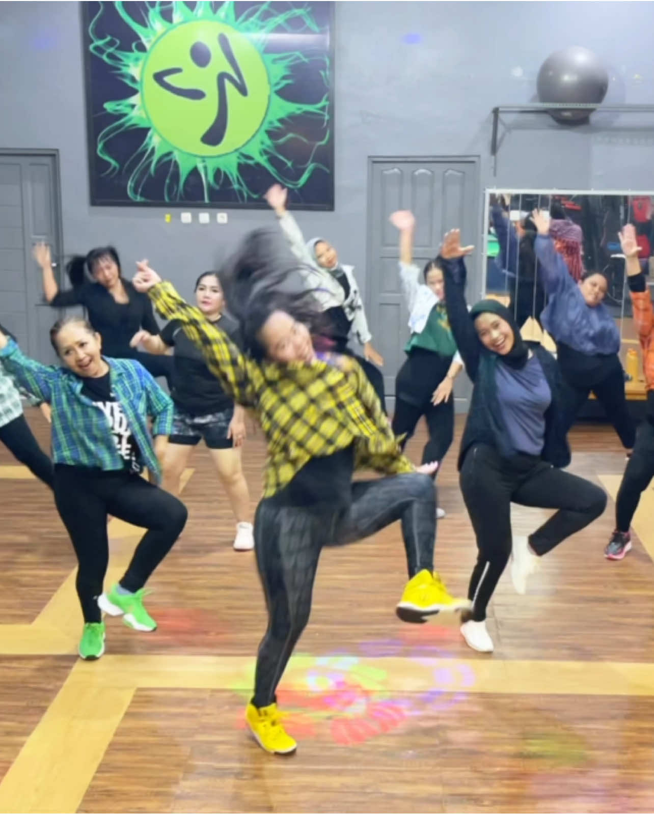 #zindita #zumbapalangkaraya #zumbalovers #bollydance #bollywoodsong #bollywooddance 