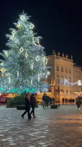 Chaque rue, place et monument est sublimé par des illuminations scintillantes, créant une atmosphère magique qui émerveille petits et grands. Nancy 📍 France 🇫🇷 #nancy #nancyville #placestanislas #marchédenoël #espritdenoel #fetedefindannee #magiedenoel #noel  #sapindenoel #christmas 