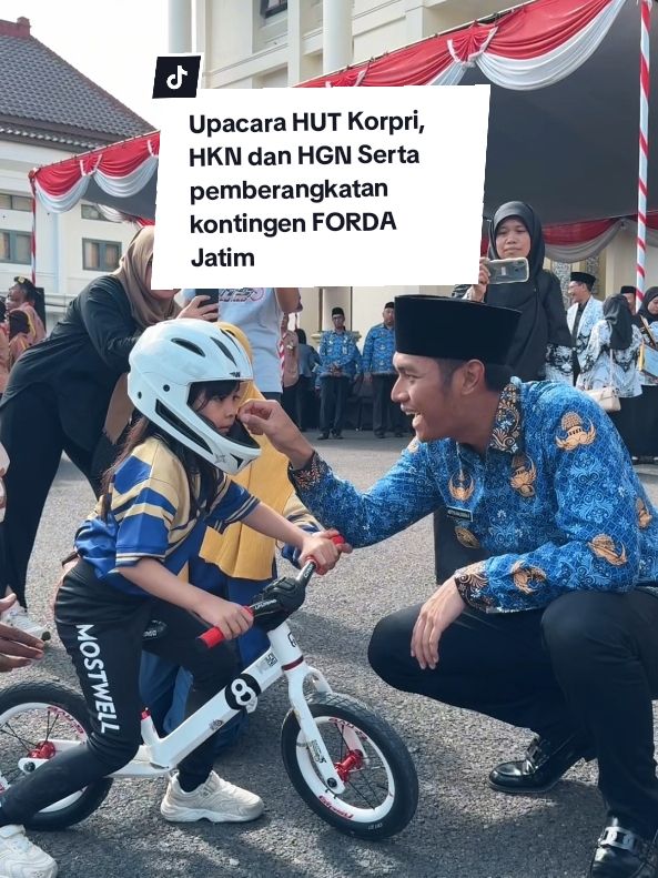 Pemkab Tuban menggelar Upacara Peringatan Hari Ulang Tahun ke-53 Korpri, Hari Kesehatan Nasional ke-60, dan Hari Guru Nasional tahun 2024 di Halaman Kantor Setda kabupaten Tuban, Jumat (29/11).  Bupati Tuban, Aditya Halindra Faridzky, SE., bertindak sebagai Inspektur Upacara yang diikuti Forkopimda, Sekda Tuban, pimpinan OPD, ASN Pemkab Tuban, guru, dan pelajar. Dalam amanatnya, Mas Lindra menyampaikan terima kasih kepada seluruh ASN, insan kesehatan, dan guru yang telah mengabdikan diri untuk Kabupaten Tuban. Dedikasi dan pengabdian yang dilakukan telah mengantarkan Kabupaten Tuban mencapai berbagai kemajuan pembangunan.  “Loyalitas dan dedikasi sesuai tema “Korpri untuk Indonesia”, lanjut Mas Lindra, menjadi bentuk nyata dukungan ASN dalam melaksanakan berbagai program pemerintah. Korpri diharapkan terus bertranformasi menjadi organisasi percontohan yang mengedepankan persatuan bangsa. Sekaligus wahana percepatan penyebarluasan informasi program pembangunan. Usai Upacara Mas @Aditya Halindra Faridzki  memberangkatkan Kontingen Tuban yang akan berlaga pada Festival Olahraga Masyarakat Daerah (Forda) II Kormi Jawa Timur tahun 2024. #korpri #hutkorpri53 #hkn60 #hgn2024 #tuban #fordakormi #kormituban 