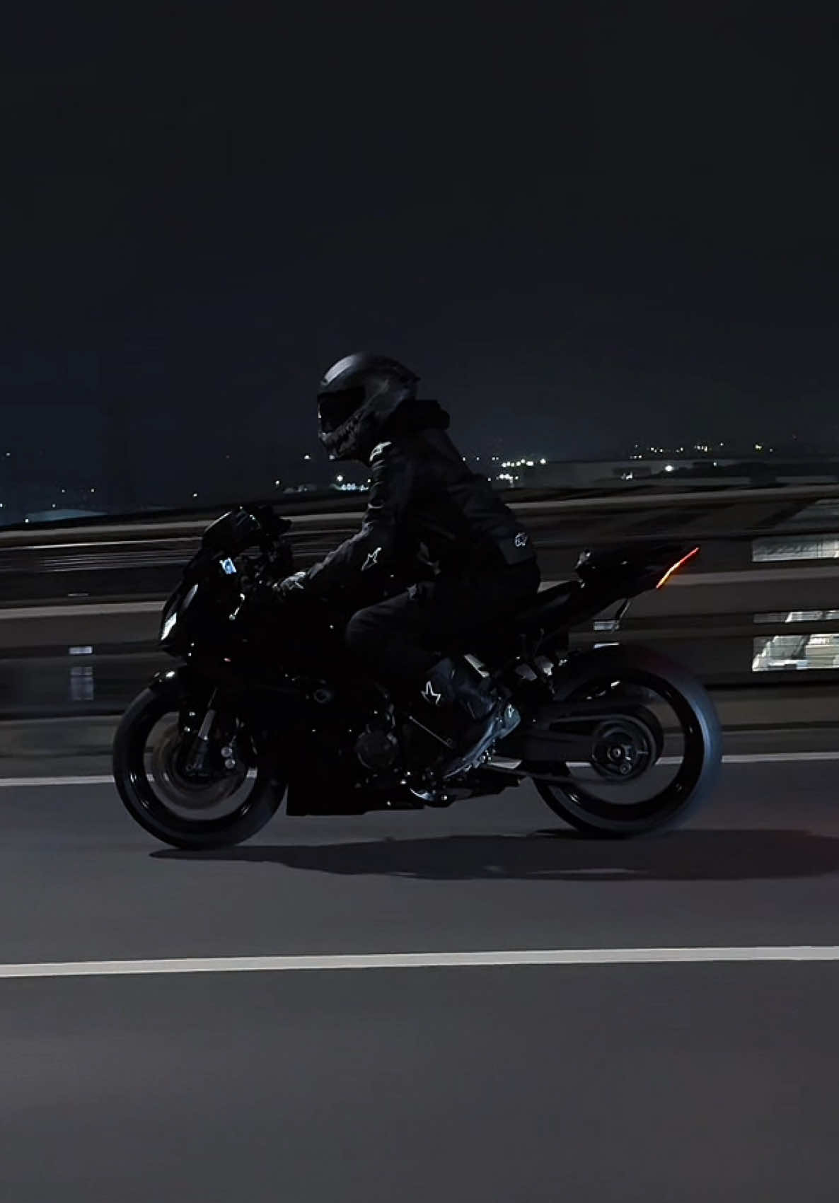 𝘔𝘪𝘥𝘯𝘪𝘨𝘩𝘵 𝘔𝘪𝘳𝘢𝘨𝘦...#sportbike #yamahar7 #motorcycle #blackaesthetic #yamaha 