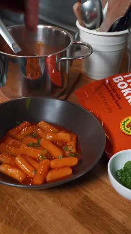 Tteokbokki, unser Lieblingslunch. Einfach und lecker zu Hause zubereiten. So gelingen sie einfach immer🔥 bibigo Tteokbokki Sweet & Spicy 📍 @Kaufland Online-Marktplatz, @ymartfrankfurt, Nikan Kitchen, Dawayo, Handokmall #bibigoDE #tteokbokki #koreanfood #streetfood #kfood