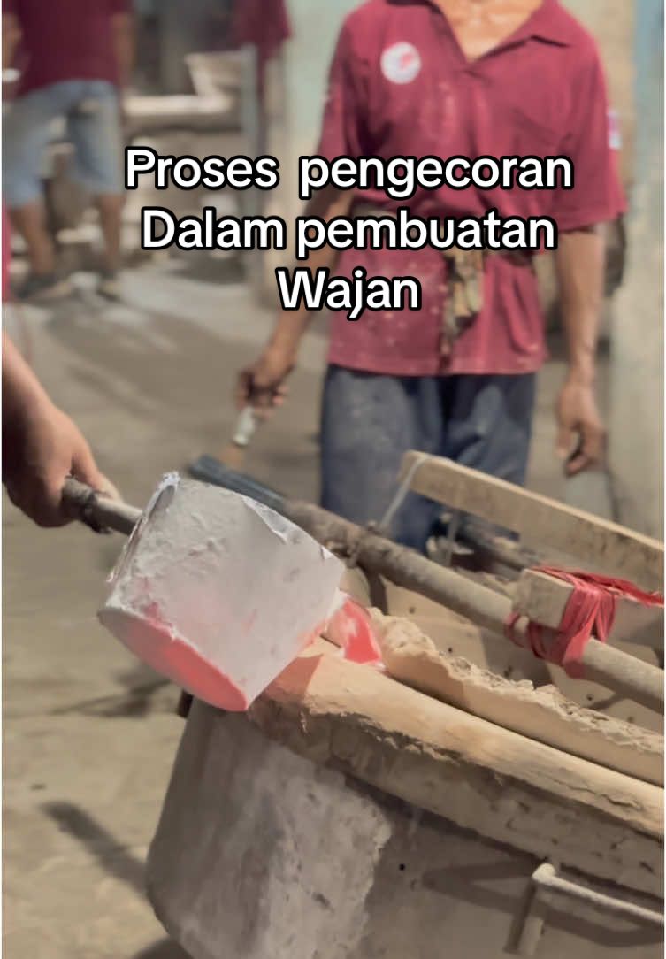 Teknik pengecoran pada pembuatan wajan #bubut #engineering #wajan #pengecoranlogam #industri 