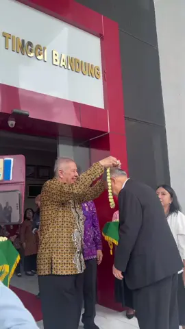 Sobat MA, delegasi Pengadilan Tinggi Provinsi Zheijiang China berkunjung ke Pengadilan Tinggi dan Pengadilan Negeri Bandung (29/11/2024). Delegasi dari Zheijiang ini dipimpin oleh Ketua Pengadilan Tinggi Provinsi Zheijiang, Mr. Li Zhanguo. Di Pengadilan Tinggi (PT) Bandung, delegasi diterima oleh Ketua PT Bandung Dr. Moh. Eka Kartika, S.H., M.Hum. beserta jajarannya. Sementara di Pengadilan Negeri (PN) Bandung, delegasi diterima oleh Wakil Ketua PN Bandung Lingga Setiawan, S.H., M.H. beserta jajarannya. #mahkamahagungri #ptbandung #pnbandung