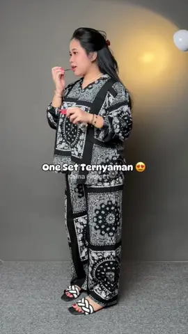 outfitt ternyaman 🥰🥰  #onesetviraltiktok #ootdhijabstyle #fyp 