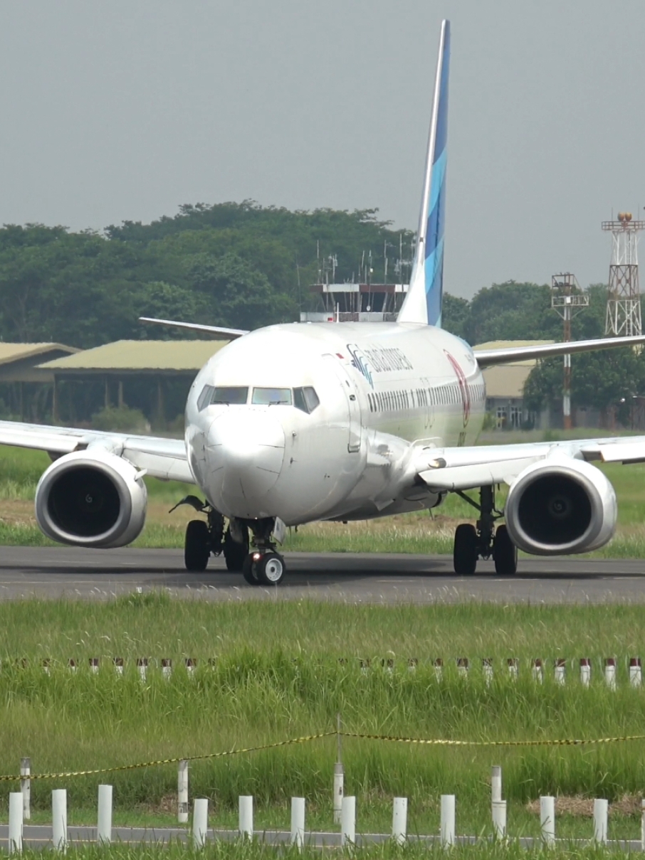 Pilot Cantik Pesawat Garuda Indonesia PK-GMA Solo-Jakarta #boeing737 #garudaindonesia #adisoemarmoairport #pesawatterbang #pesawattakeoff #pesawatku #solo 