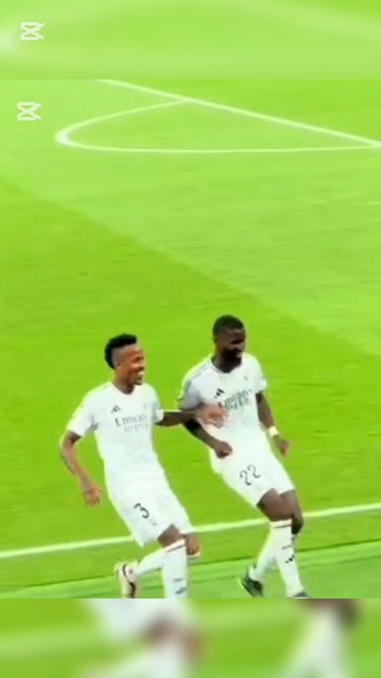 These two real Madrid defender are trolling the striker hilariously 😂🤜🤛 #funnyfootball🥏 #CapCut #viral 